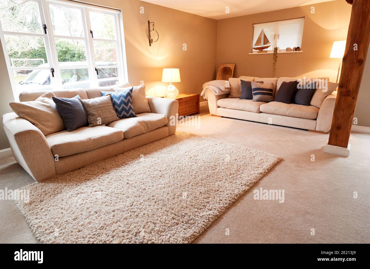 Blick Auf Die Schöne Lounge Mit Sofas Und Weichen Möbeln Im Familienhaus Stockfoto
