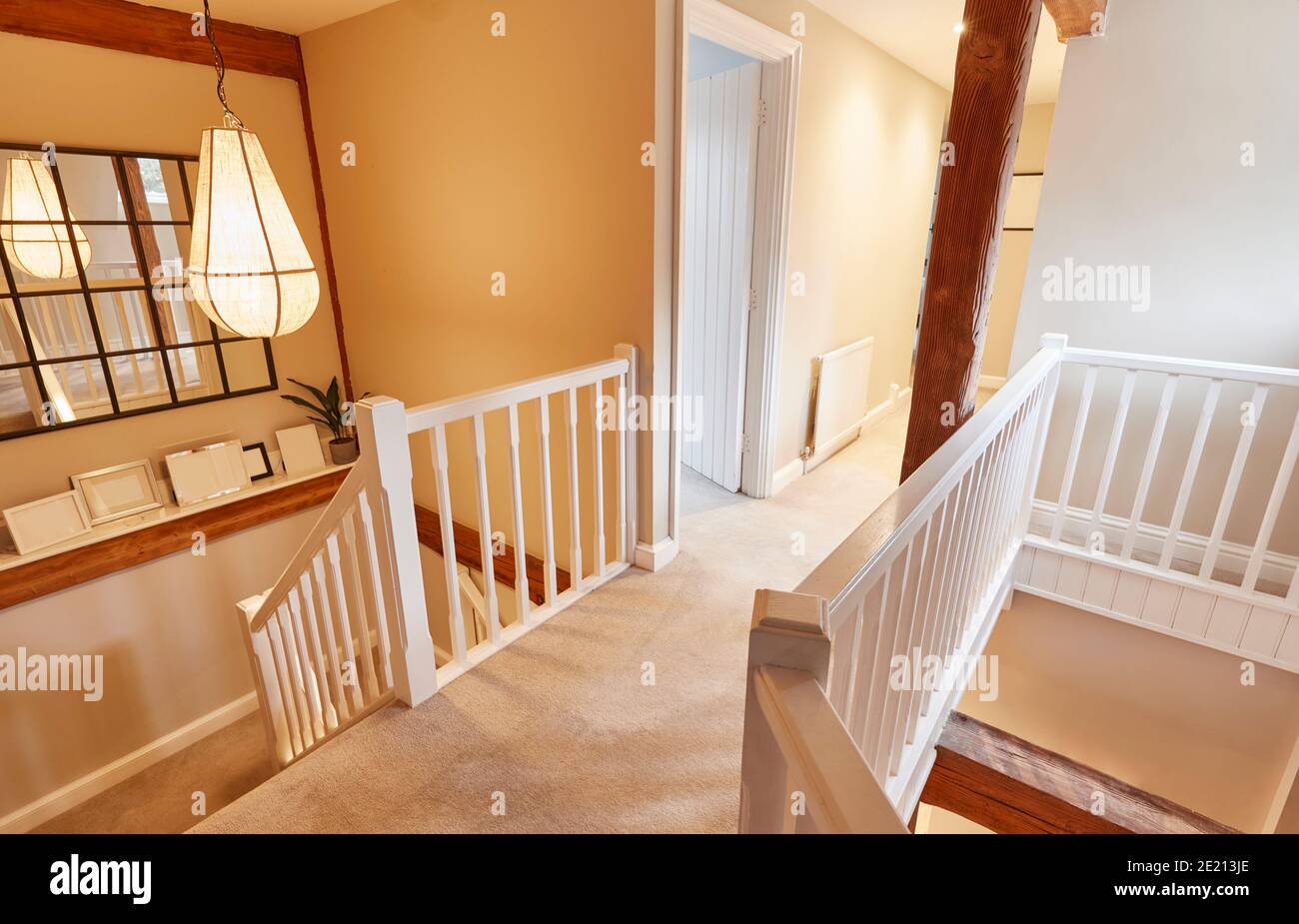 Blick Von Innen Auf Schöne Treppen Und Landungen Mit Freiliegenden Holz Balken Im Familienhaus Stockfoto