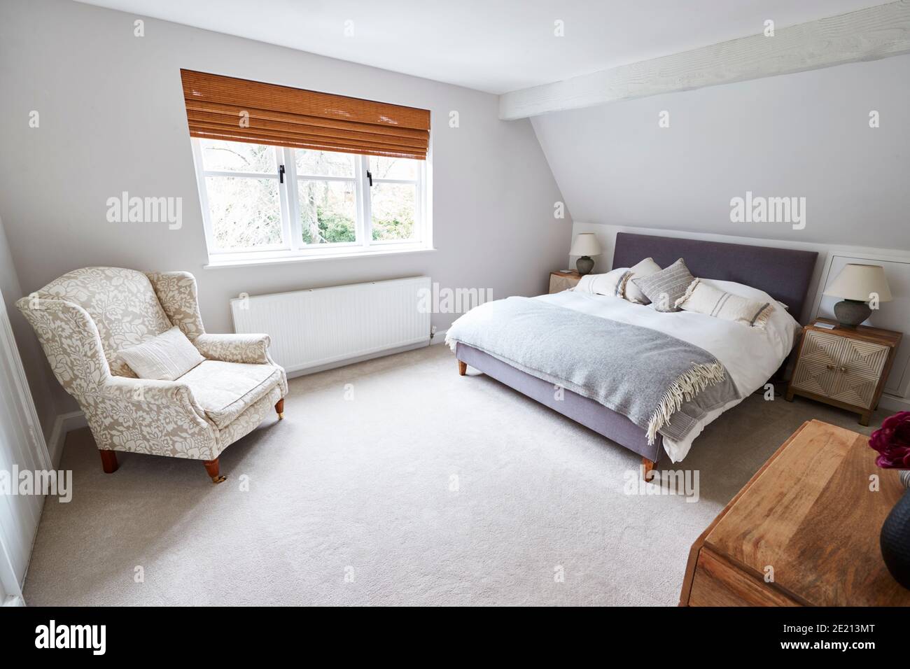 Blick Von Innen Auf Schöne Schlafzimmer Mit Weichen Möbeln In Familie Haus Stockfoto