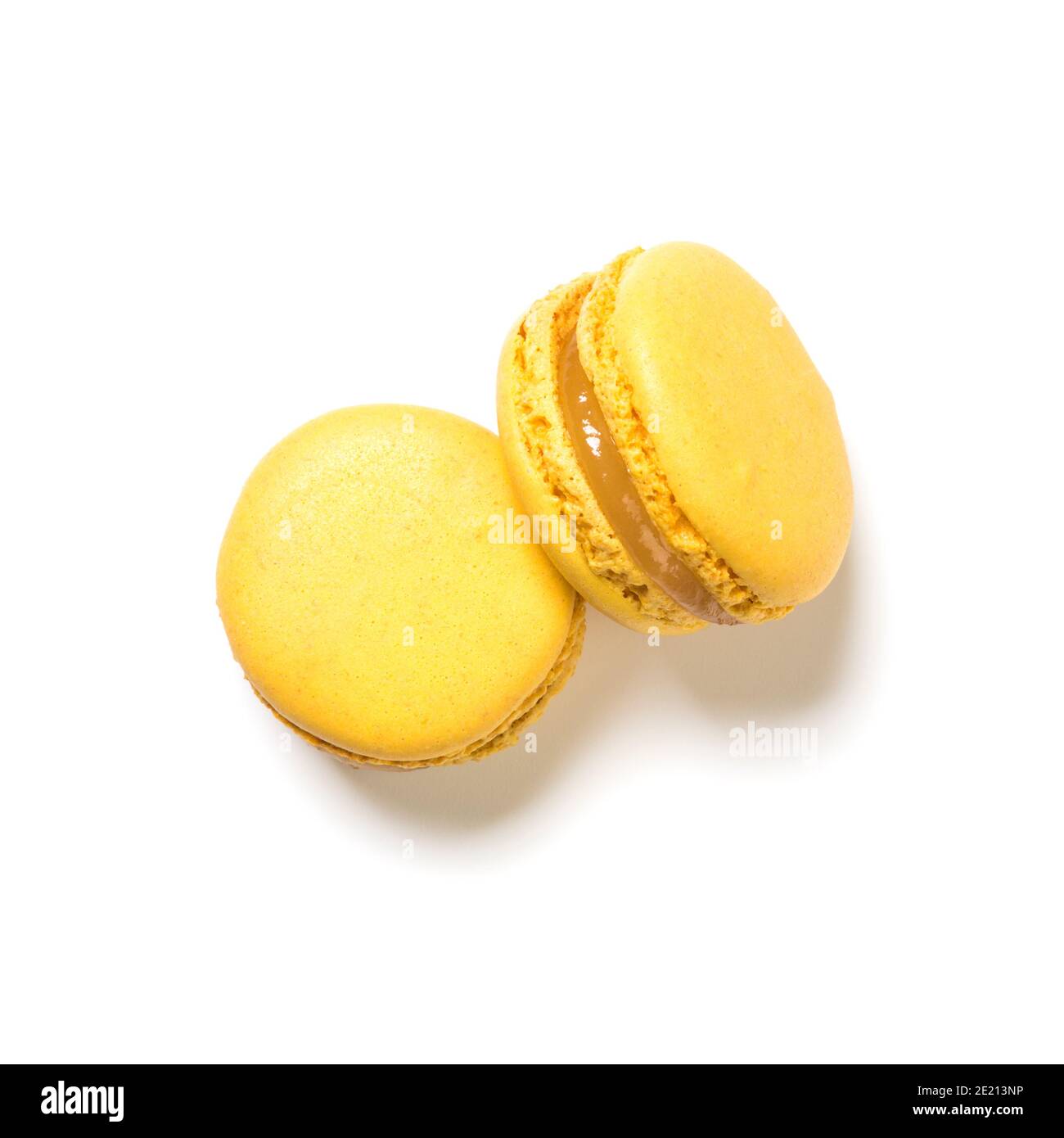 Macarons mit Zitronengeschmack von oben isoliert auf weißem Hintergrund Stockfoto