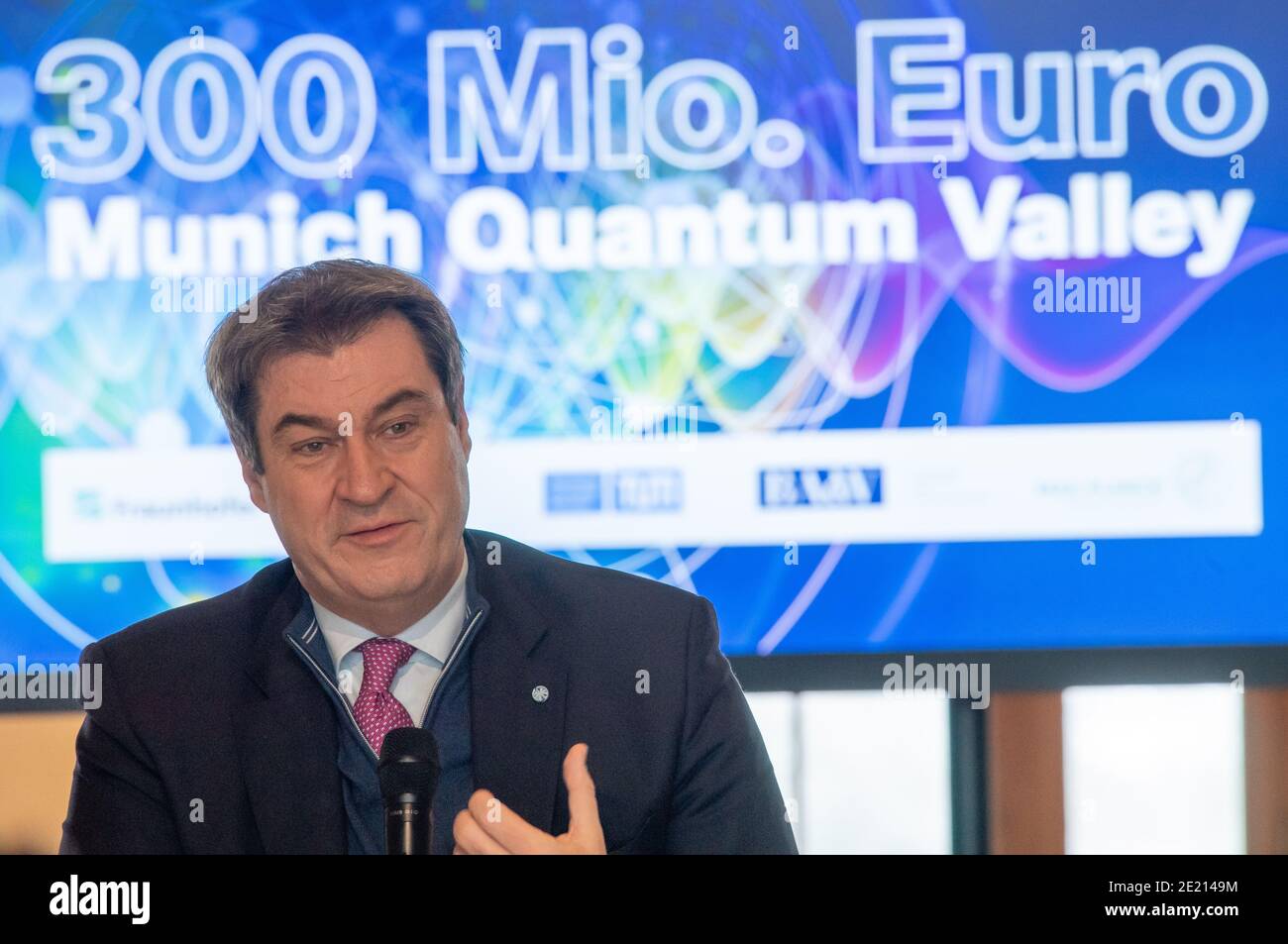 München, Deutschland. Januar 2021. Der bayerische Ministerpräsident Markus Söder (CSU) nimmt an der Unterzeichnung einer "Memorandum of Understanding" zur Gründung der Forschungsinitiative "Munich Quantum Valley" Teil. Fünf Institutionen verpflichten sich, im Rahmen des "Munich Quantum Valley" gleichberechtigt zusammenzuarbeiten und so die Quantenforschung im Freistaat und die Entwicklung des ersten deutschen Quantencomputers voranzutreiben. Kredit: Peter Kneffel/dpa/Alamy Live Nachrichten Stockfoto