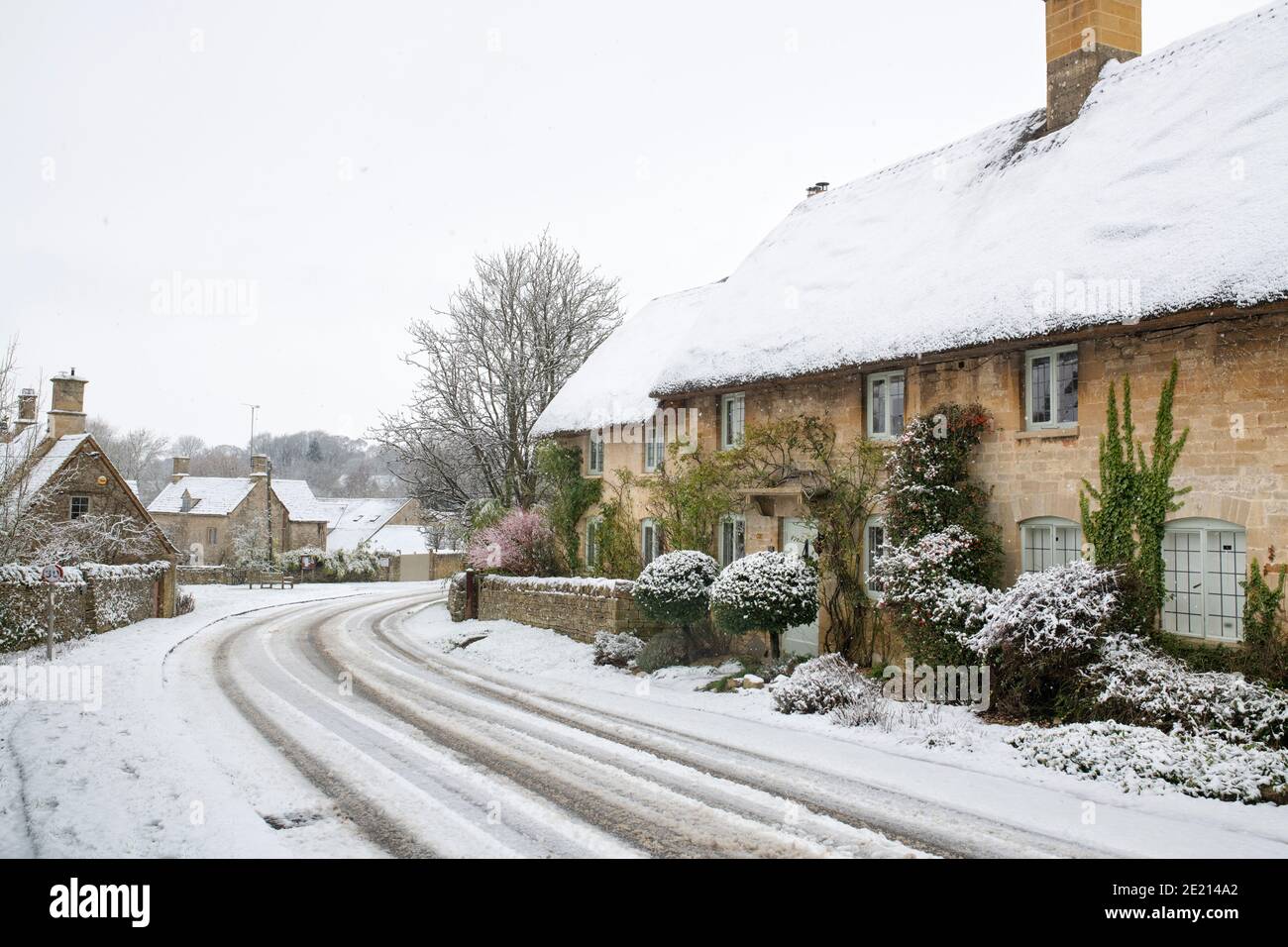 Cotswold Stein Reethäuser im Schnee zu Weihnachten. Taynton, Cotswolds, Oxfordshire, England Stockfoto