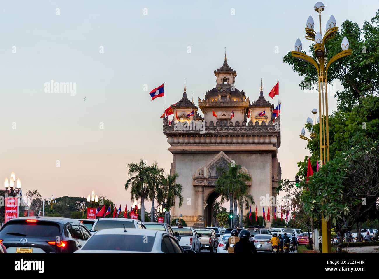 Vientiane, Laos. Januar 2021. Die Straße ist mit Lichtern, Slogans und Fahnen vor dem Präsidentenpalast in Vientiane, Hauptstadt von Laos, 8. Januar 2021 geschmückt. Die Vorbereitungen für den elften Kongress der Laotischen Volkspartei (LPRP), der diese Woche Mitte Januar stattfinden wird, sind abgeschlossen, berichtete die lokale Tageszeitung Vientiane Times am Sonntag. Der elfte Parteikongress der LPRP findet vom kommenden Mittwoch bis Freitag in der laotischen Hauptstadt Vientiane statt. Kredit: Kaikeo Saiyasane/Xinhua/Alamy Live Nachrichten Stockfoto