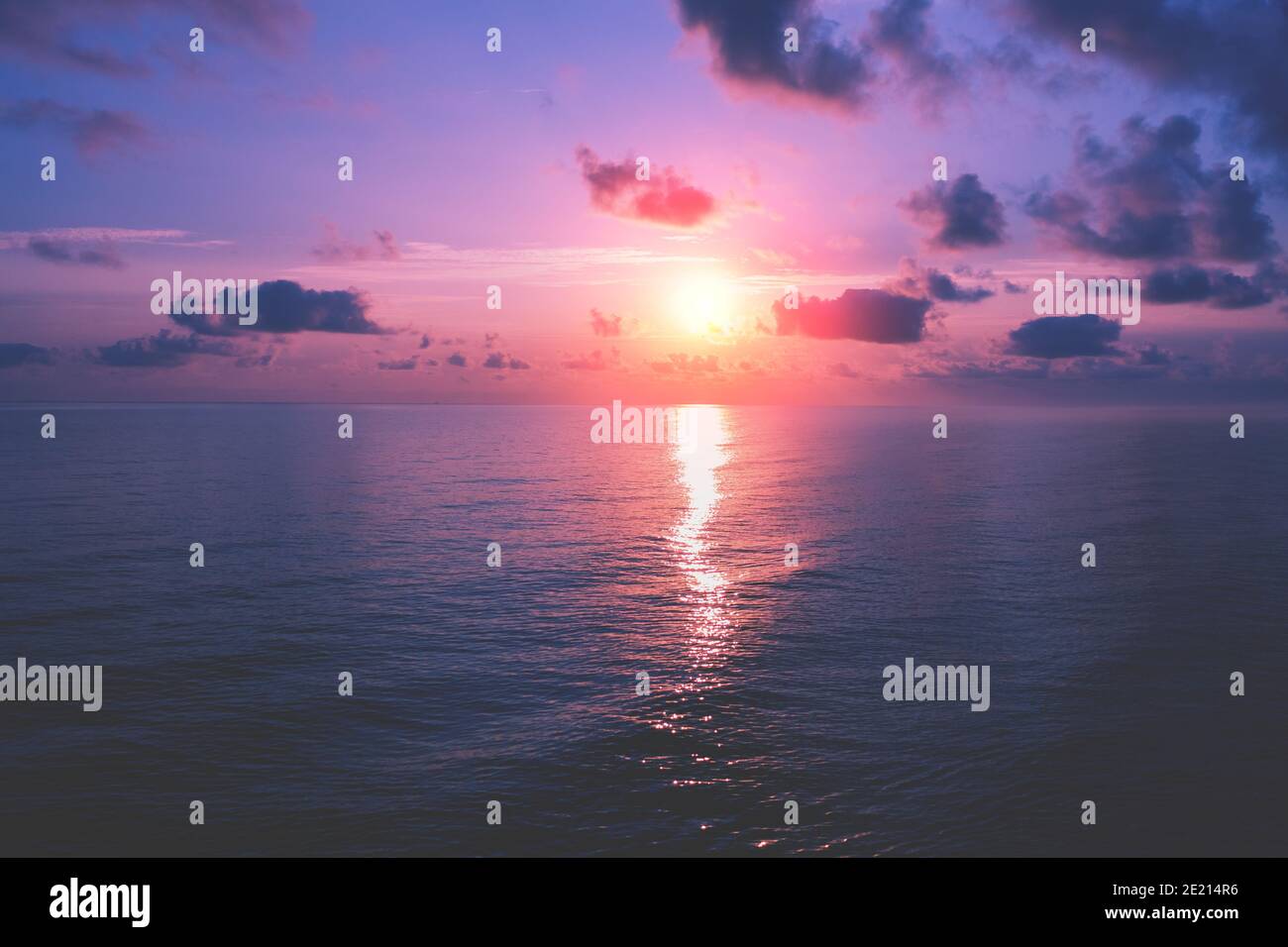 Seascape am frühen Morgen. Sonnenaufgang über dem Meer. Naturlandschaft Stockfoto