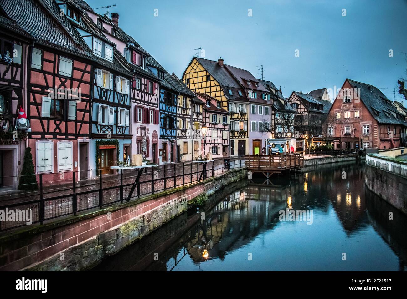 Eflektionen im Fluss der farbigen Häuser von Colmar Im Morgengrauen Stockfoto