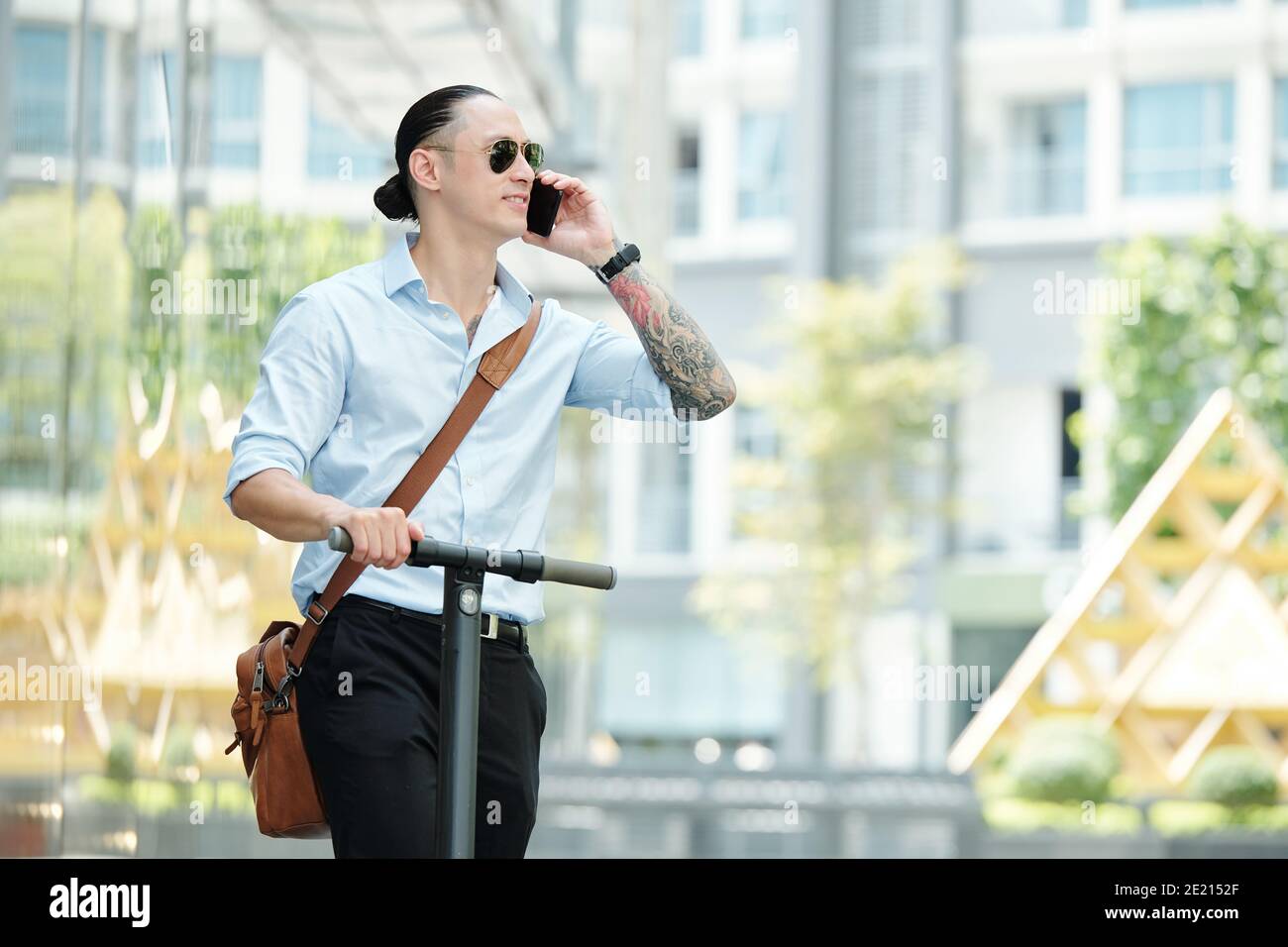Mann auf dem Roller ruft am Telefon Stockfoto