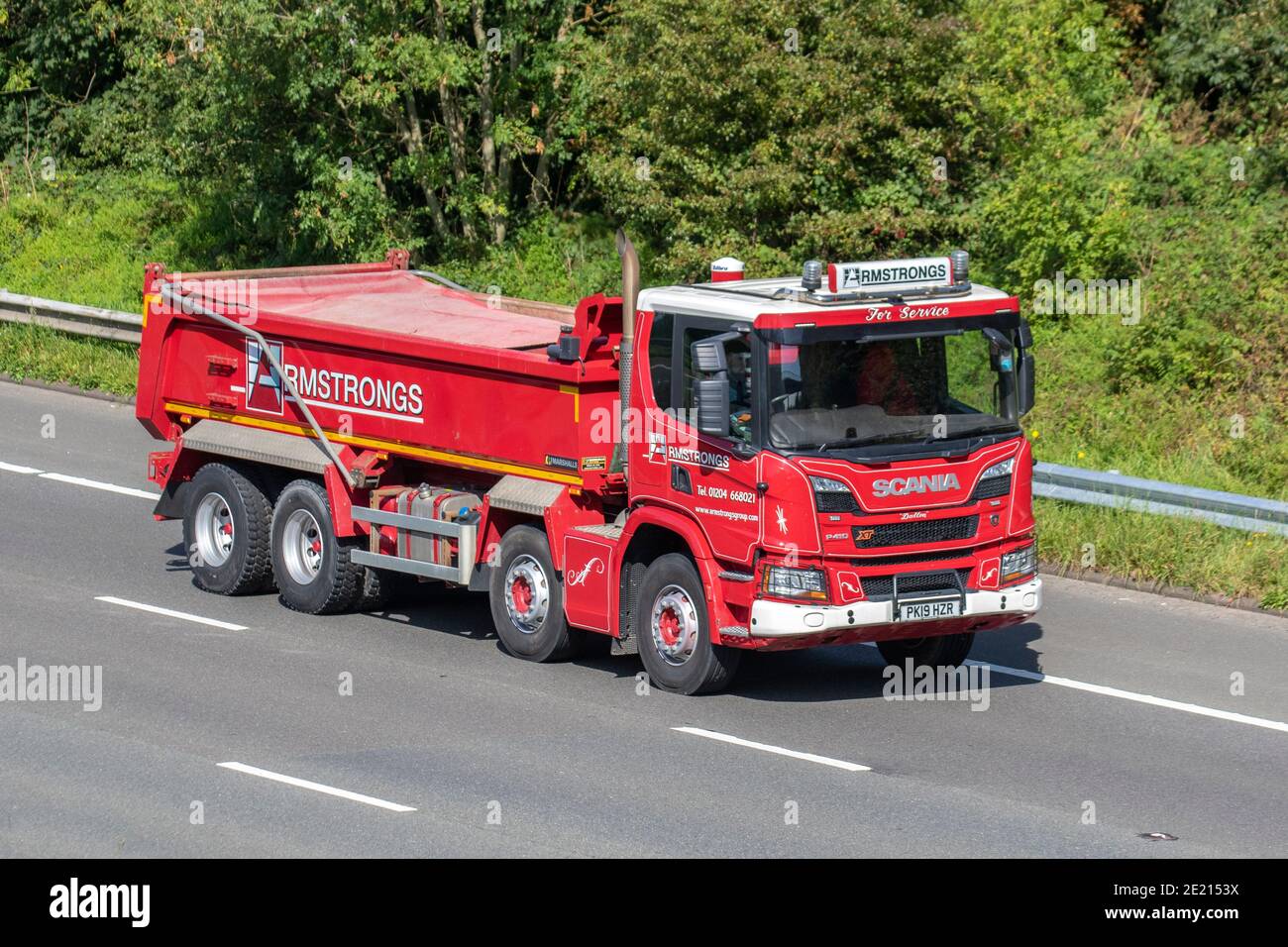 Armstrongs für Service-Spedition Lieferwagen, LKW, schwere Nutzfahrzeuge, Transport, LKW, Frachtführer, Scania P410 Fahrzeug, Europäische kommerzielle Transportindustrie LKW, M6 in Manchester, UK Stockfoto