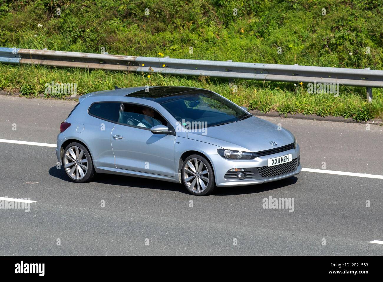 2013 Silber VW Volkswagen Scirocco R Line Blue Tech TDI 1968cc Diesel  Coupé; Fahrzeugverkehr, Fahrzeuge bewegen, Autos, Fahrzeug fahren auf  britischen Straßen, Motoren, Fahren auf der Autobahn M6 Autobahn UK  Straßennetz Stockfotografie -