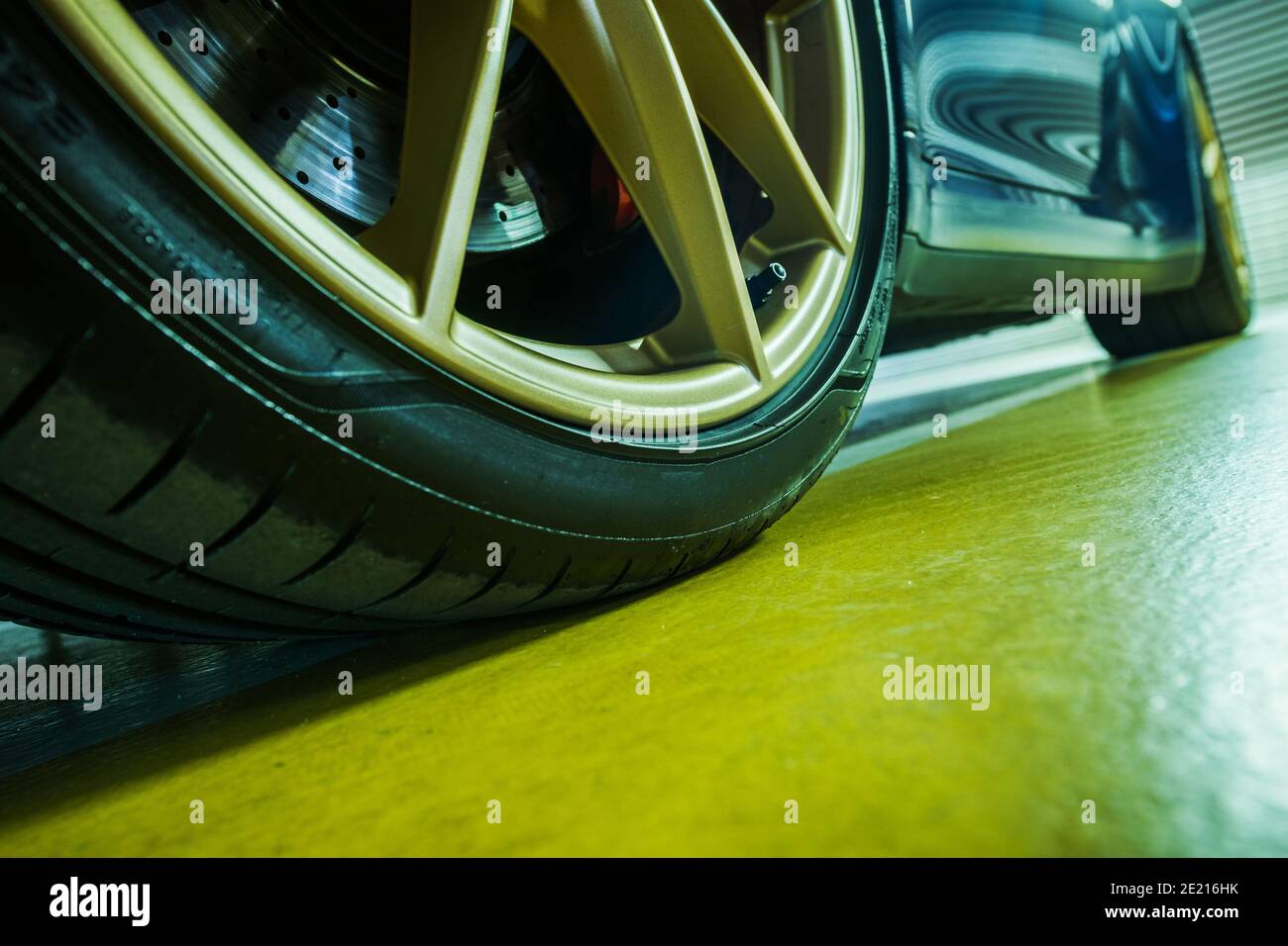 Sportliche Goldish Supercar Leichtmetallfelgen und Low Profile Reifen Close Up. Stockfoto