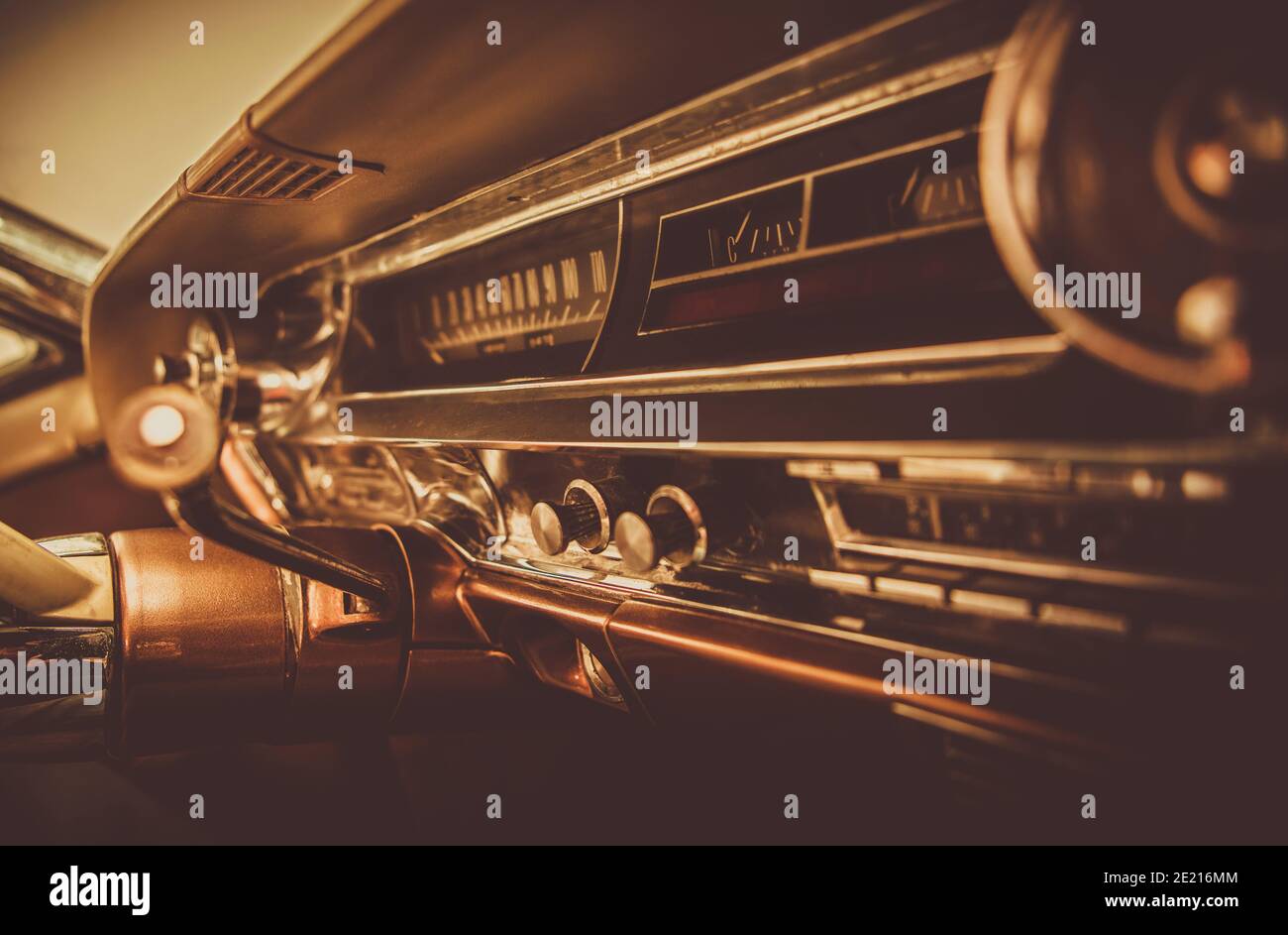 Transportindustrie. Oldtimer-Dashboard. Alter Innenraum in Sepia-Farbskala. American Transportation Legacy. Stockfoto