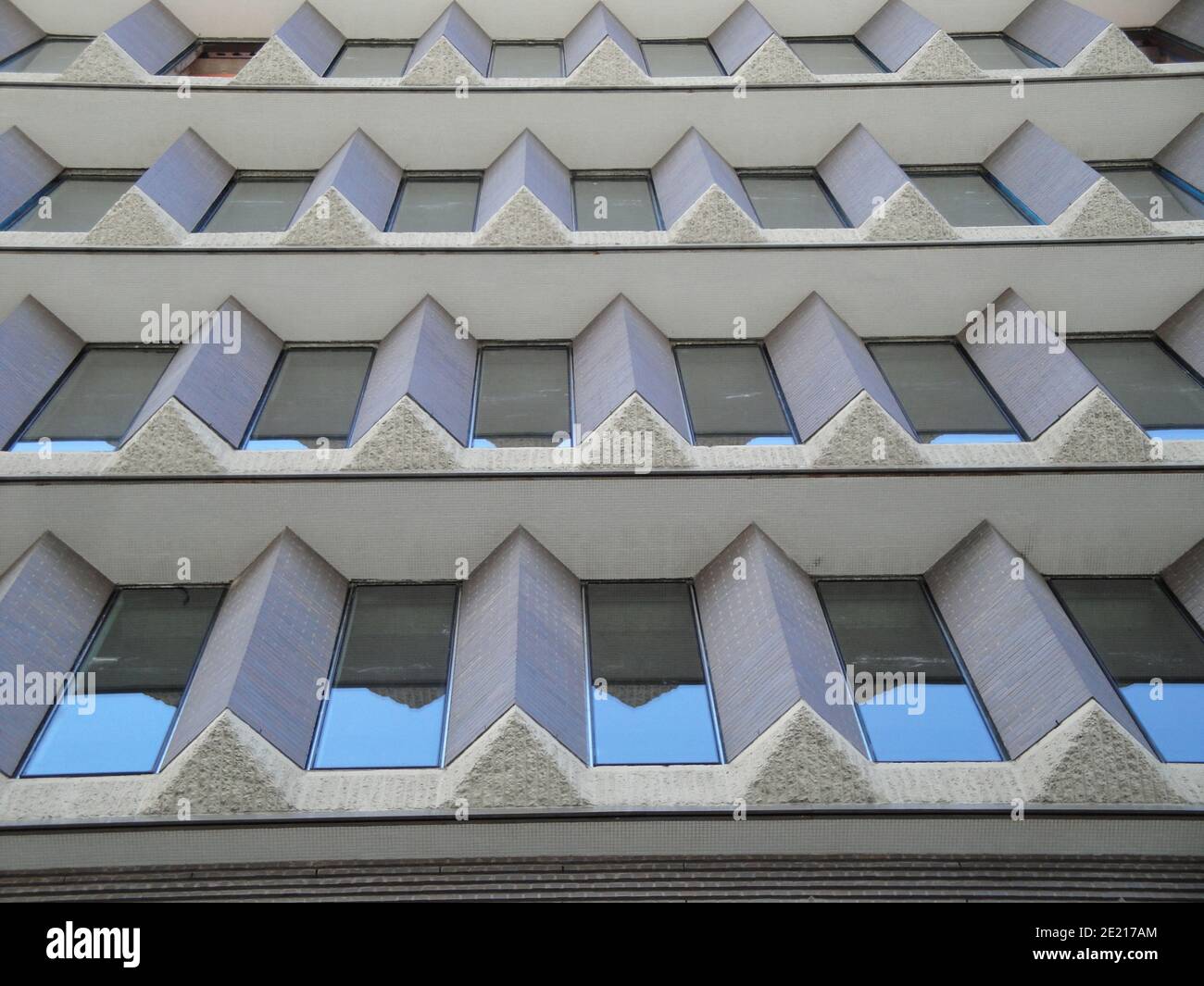 Low-Angle-Aufnahme der gemusterten Fassade eines Gebäudes in Toronto, Kanada Stockfoto