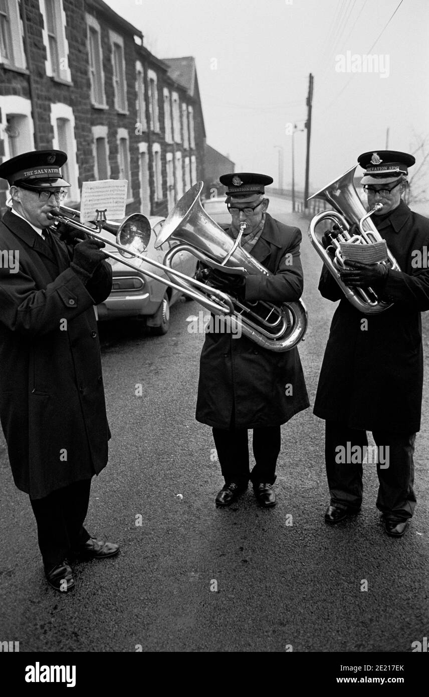 Salvation Army Band spielt Weihnachtslieder auf der Straße in Waunlwyd, Ebbw Vale, Gwent, Wales, 1976 Stockfoto