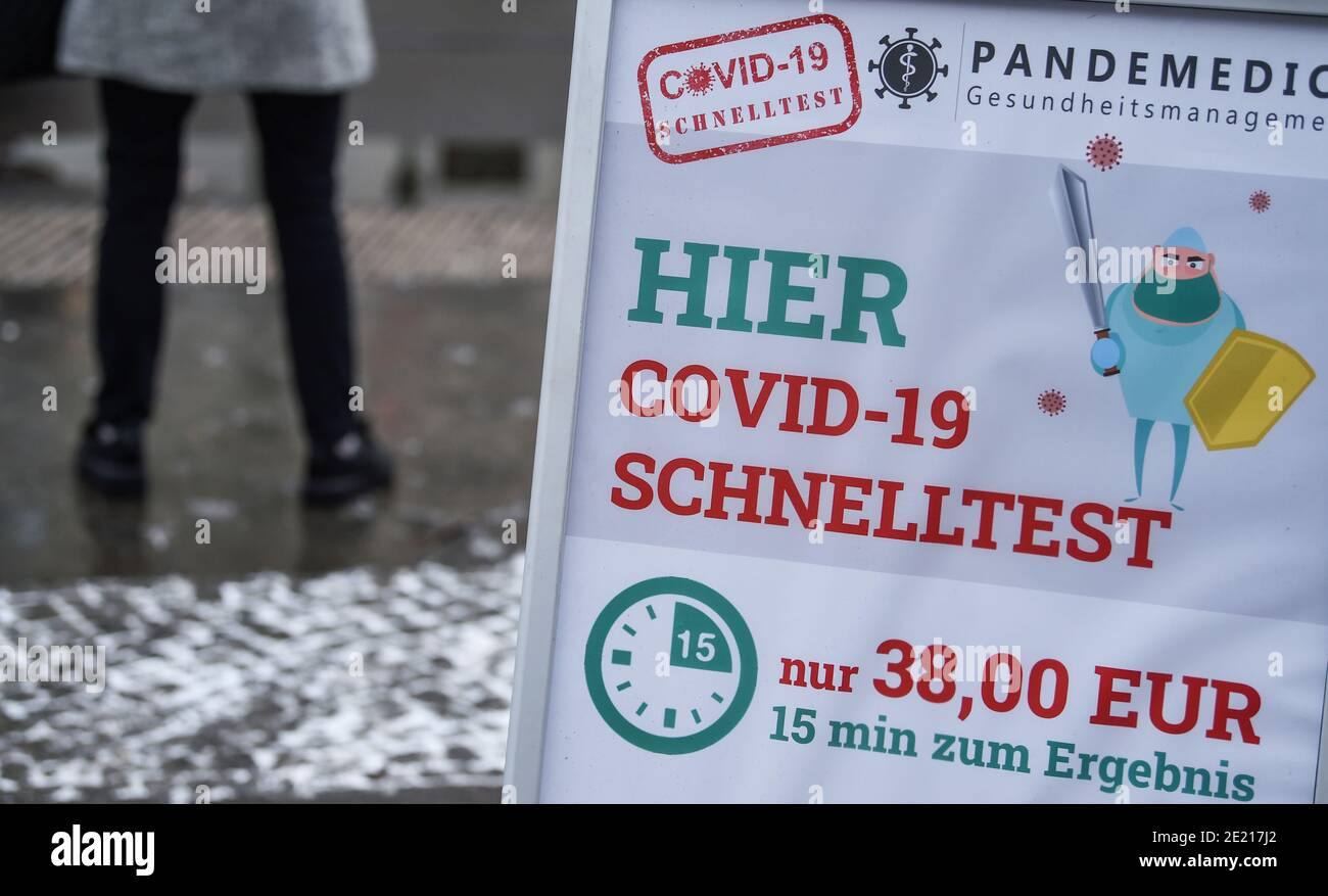 11. Januar 2021, Berlin: Auf einem Bürgersteig in Friedrichshagen steht ein Schild mit der Aufschrift 'Hier Covid-19 Schnelltest, nur 38 Euro, 15 min zum Ergebnis'. Ab 11.01.2021 gelten deutschlandweit strengere Maßnahmen zur Bekämpfung der Coronavirus-Pandemie. Foto: Kira Hofmann/dpa-Zentralbild/dpa Stockfoto