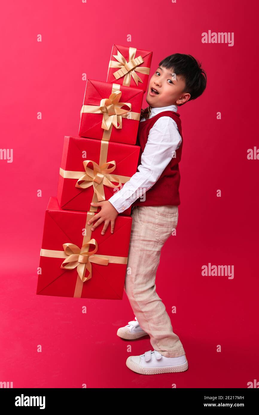 Hübscher Junge, der das Geschenk hält Stockfoto