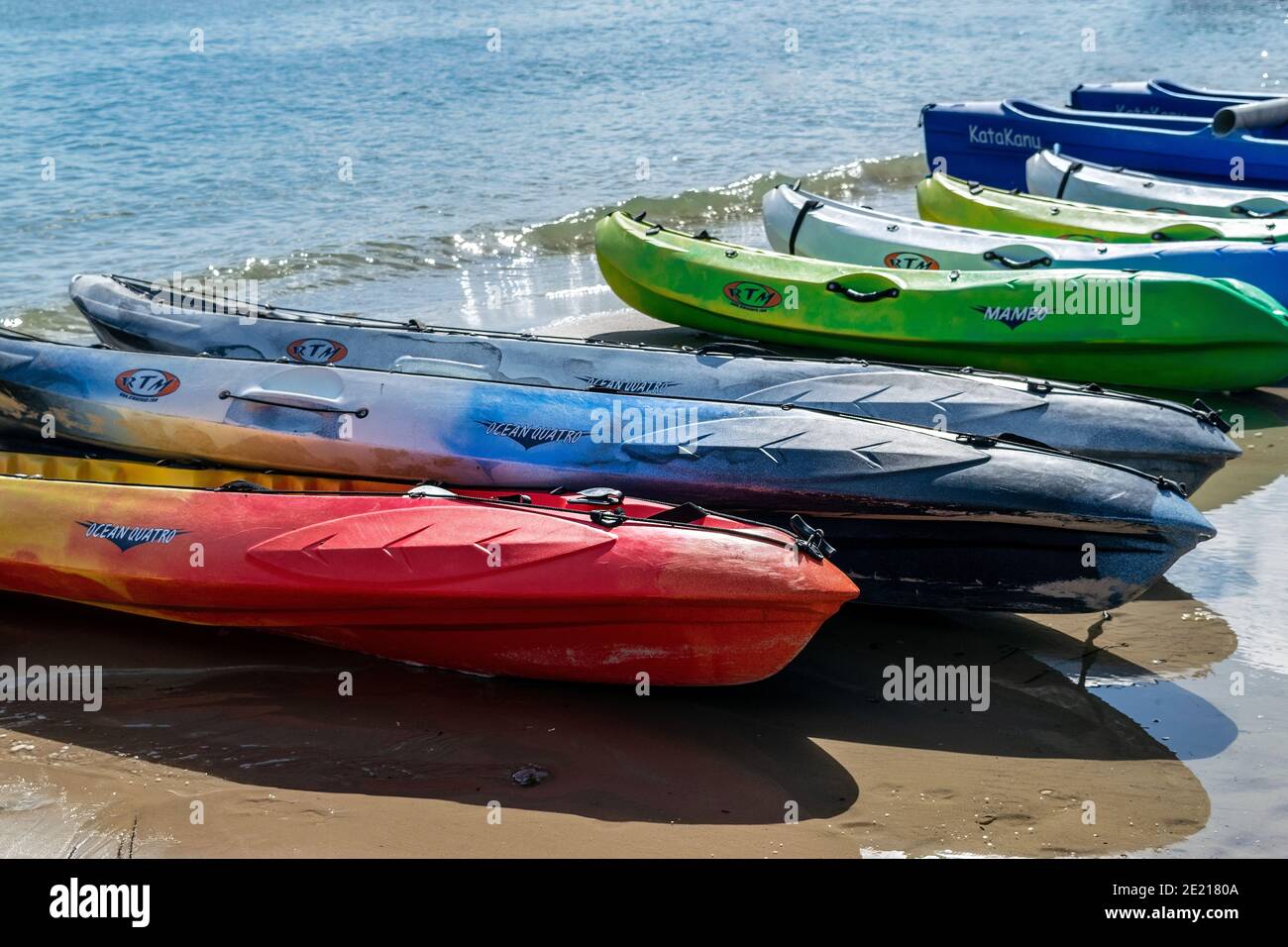 Eine Gruppe von bunten Kanus an der Uferlinie Stockfoto