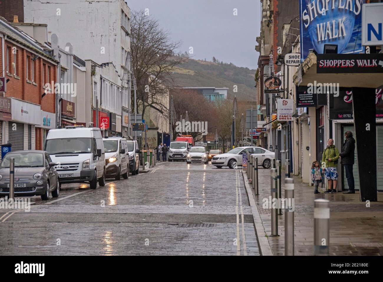 Swansea, Großbritannien. Januar 2021. Geschlossene Geschäfte und in der Nähe der menschenleeren Oxford Street im Haupteinkaufsviertel von Swansea heute Morgen, da die Sperrung während der Höhe der Coronavirus-Pandemie in ganz Großbritannien fortbesteht. Quelle: Phil Rees/Alamy Live News Stockfoto