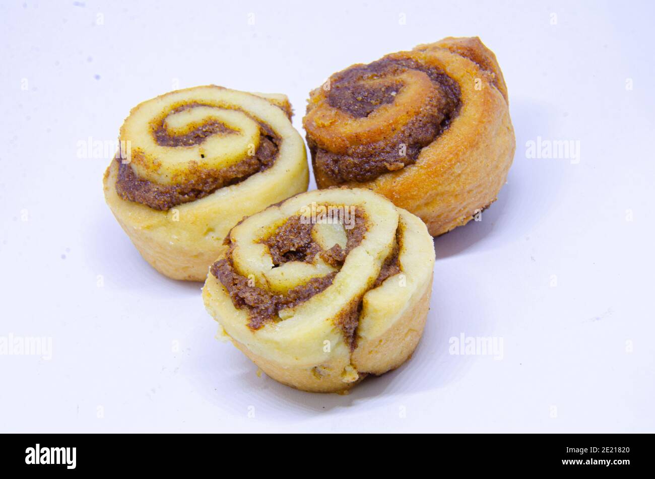 Drei Zimt Wirbel pastigen Kuchen isoliert auf einem weißen Hintergrund. Stockfoto