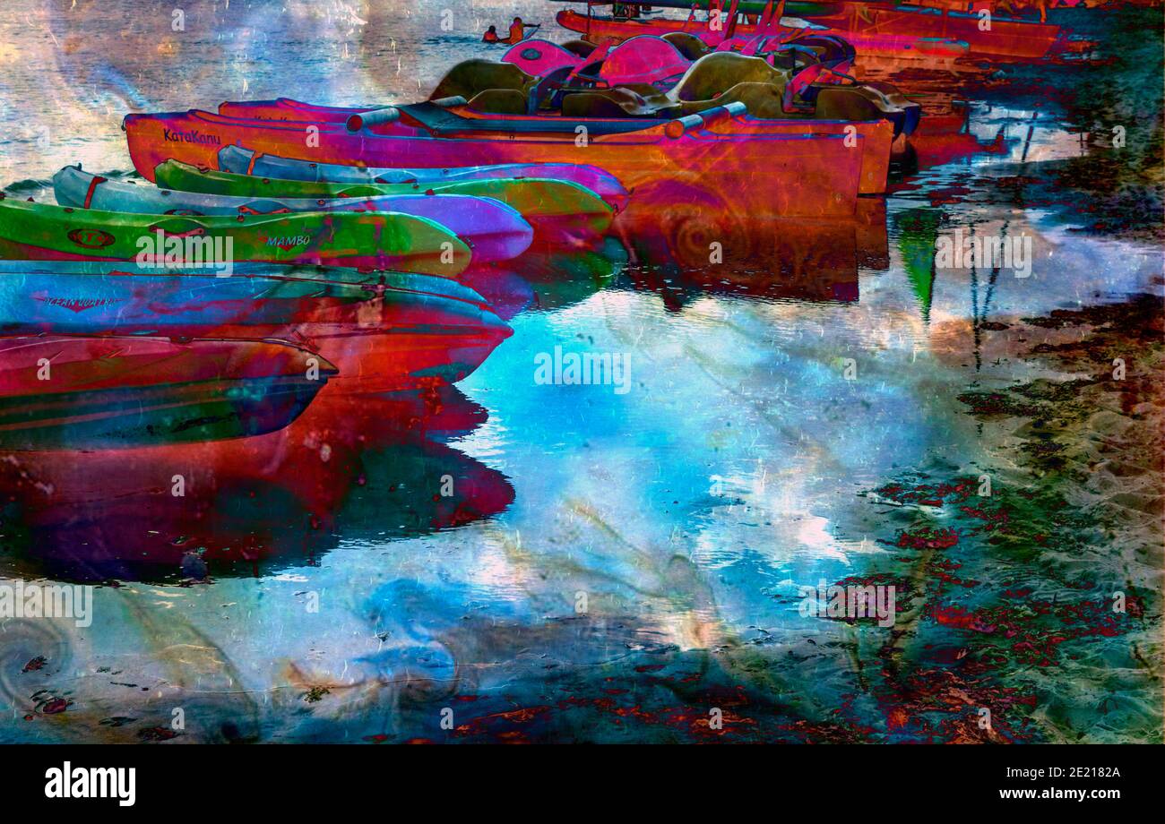 Eine Gruppe von bunten Kanus an der Uferlinie Stockfoto