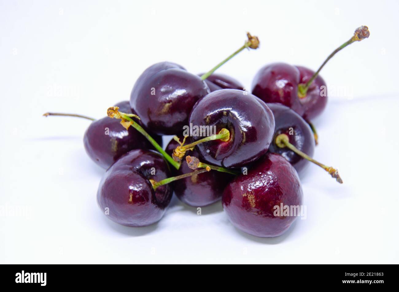 Ein Haufen frischer Kirschen isoliert vor einem weißen Hintergrund. Stockfoto