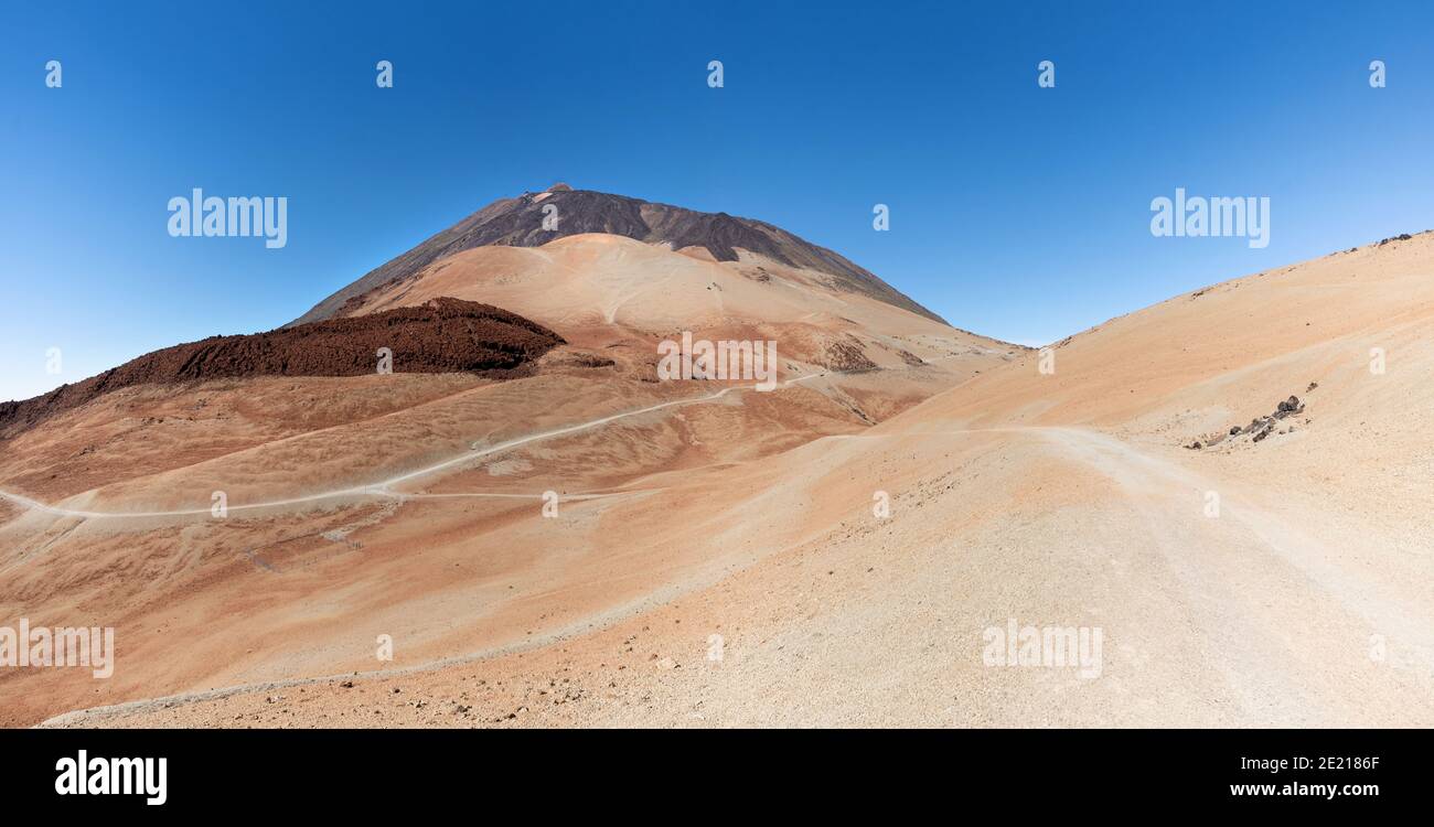 Wanderweg in der Wüstenlandschaft am Teide Vulkan an Teneriffa Insel Stockfoto