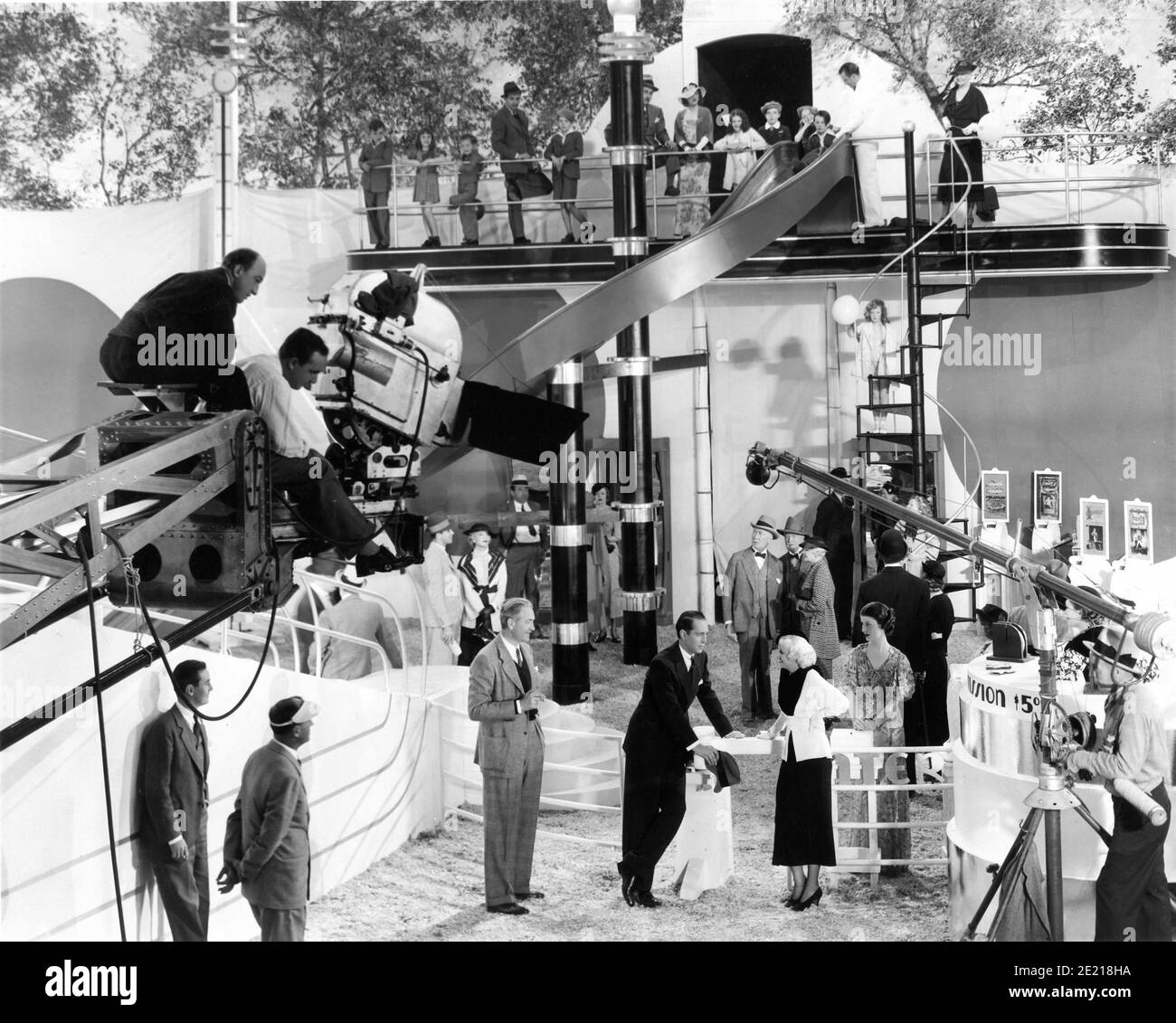 Kameramann GEORGE J. FOLSEY und Film Crew mit Regisseur VICTOR FLEMING FRANCHOT TONE und JEAN HARLOW am Set offen während der Dreharbeiten von RECKLESS 1935 Regisseur VICTOR FLEMING Produzent DAVID O. SELZNICK Metro Goldwyn Mayer Stockfoto