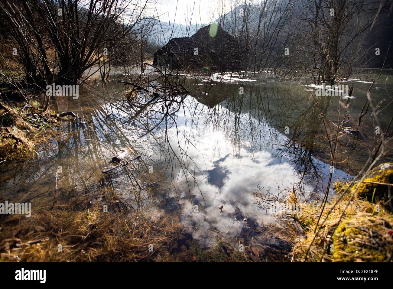 Landschaft der Wasserverschmutzung einer Kupferminengewinnung. Chemische Rückstände überfluteten die natürliche Umwelt, ökologische Bombe. Geamana, Rosia Montana, R Stockfoto