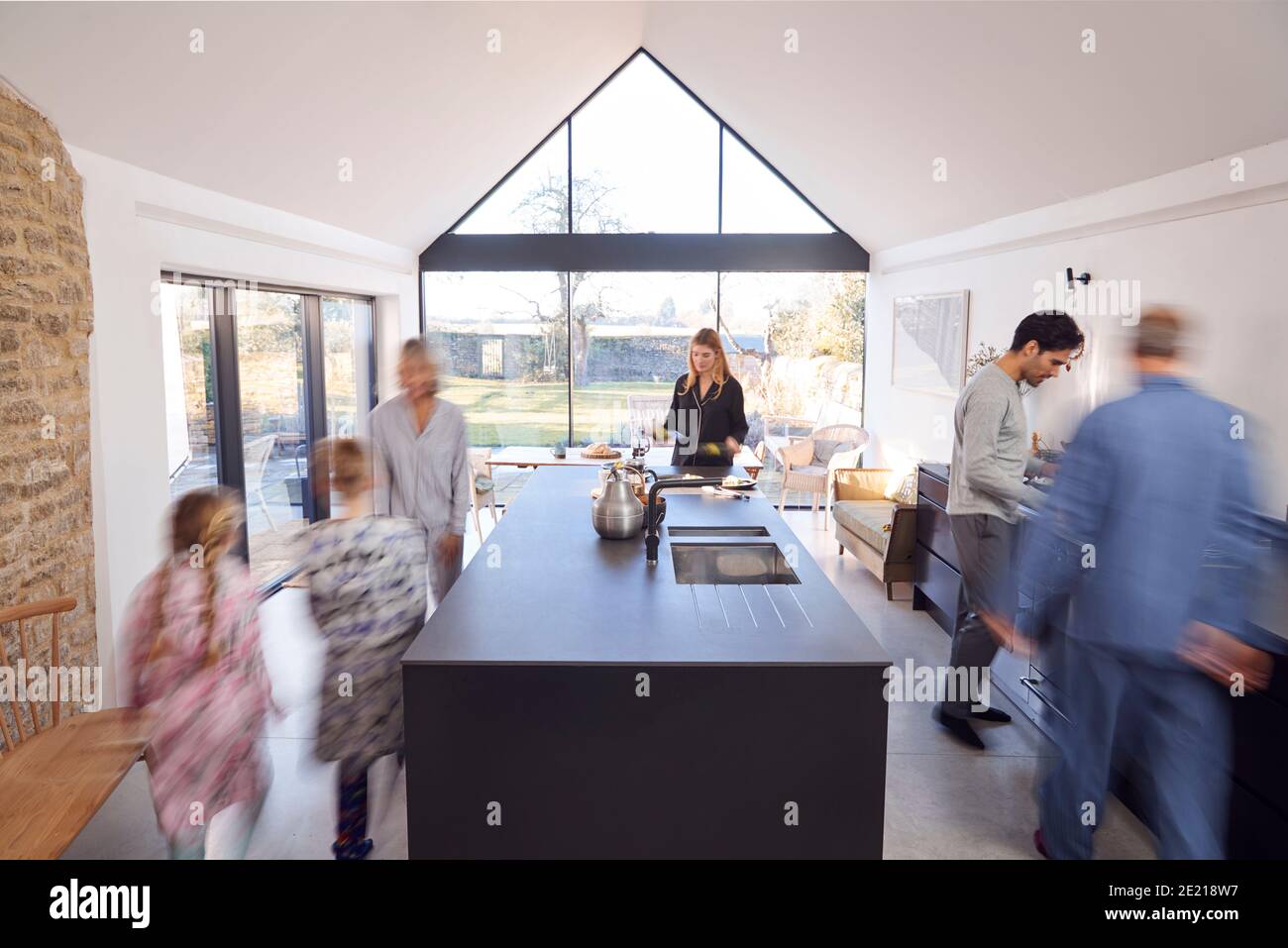 Multi-Generation-Familie Brunch Zu Hause Vorbereiten In Moderner Küche Zusammen Stockfoto
