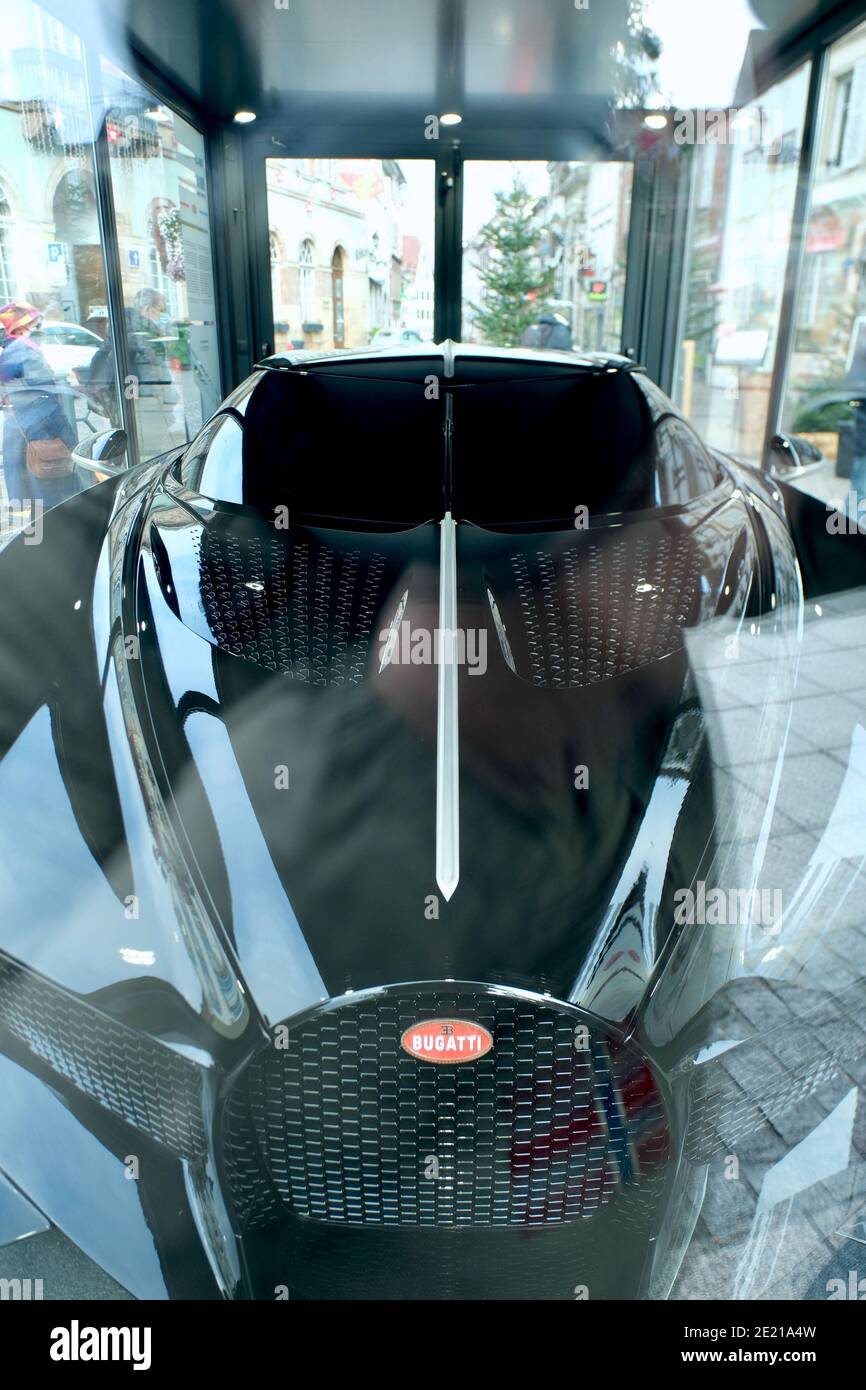 Bugattis La Voiture Noire ist am 28. Dezember 2020 im ostfranzösischen Molsheim zu sehen. Bugatti hat im März 2019 auf dem Genfer Automobilsalon in der Schweiz La Voiture Noire, das französische Wort für „das schwarze Auto“, der Welt vorgestellt. Noch bevor das Cover für diese einmalige Schwarz-auf-Schwarz-Schönheit zurückgezogen wurde, wurde es für unglaubliche 16.7 Millionen Euro oder 18.9 Millionen Dollar an eine unbenannte Person verkauft (das sind 12.5 Millionen Dollar für das Auto, plus weitere 6.4 Millionen Dollar an lokalen und luxuriösen Steuern). Bugatti weigerte sich, den Käufer zu identifizieren, sagte aber, es sei jemand mit einer enormen Bindung an die Marke. Ein Coupé Witz Stockfoto