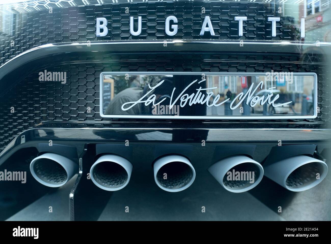 Bugattis La Voiture Noire ist am 28. Dezember 2020 im ostfranzösischen Molsheim zu sehen. Bugatti hat im März 2019 auf dem Genfer Automobilsalon in der Schweiz La Voiture Noire, das französische Wort für „das schwarze Auto“, der Welt vorgestellt. Noch bevor das Cover für diese einmalige Schwarz-auf-Schwarz-Schönheit zurückgezogen wurde, wurde es für unglaubliche 16.7 Millionen Euro oder 18.9 Millionen Dollar an eine unbenannte Person verkauft (das sind 12.5 Millionen Dollar für das Auto, plus weitere 6.4 Millionen Dollar an lokalen und luxuriösen Steuern). Bugatti weigerte sich, den Käufer zu identifizieren, sagte aber, es sei jemand mit einer enormen Bindung an die Marke. Ein Coupé Witz Stockfoto