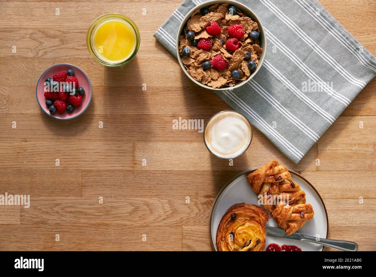 Overhead Flat Lay Shot Von Tisch Für Frühstück Mit Gelegt Müsli, Gebäck Und Kaffee Stockfoto