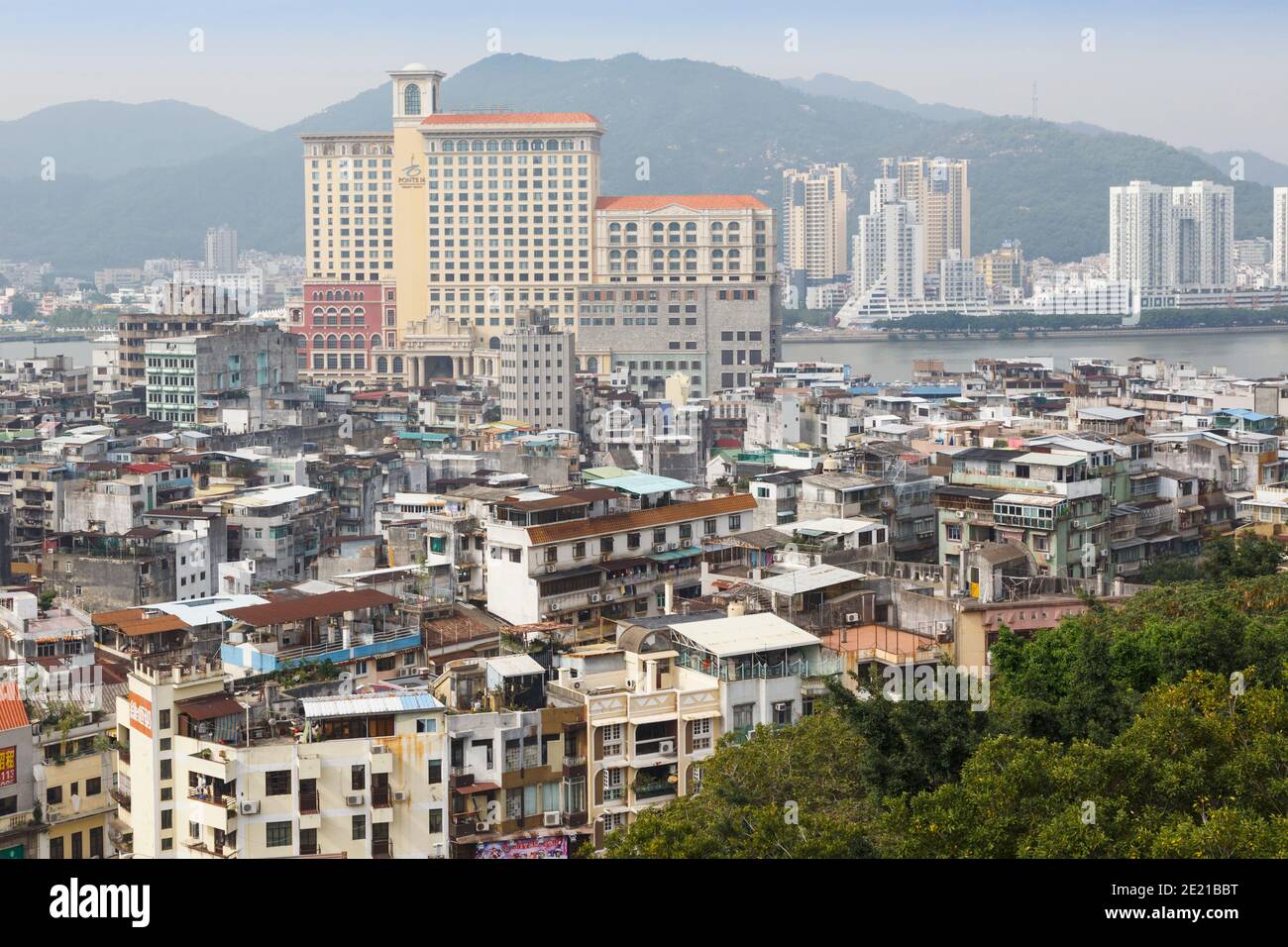 Macau, China. Blick über den westlichen Teil der Stadt mit 5-Sterne-Hotel Ponte 16. Das historische Zentrum von Macao ist ein UNESCO-Weltkulturerbe. Stockfoto