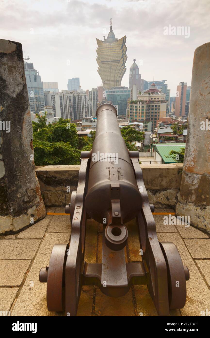 Macau, China. Cannon auf Forteleza do Monte oder Mount Fortress. Grand Lisboa Hotel im Hintergrund. Das Fort ist Teil des historischen Zentrums von Macau, Stockfoto