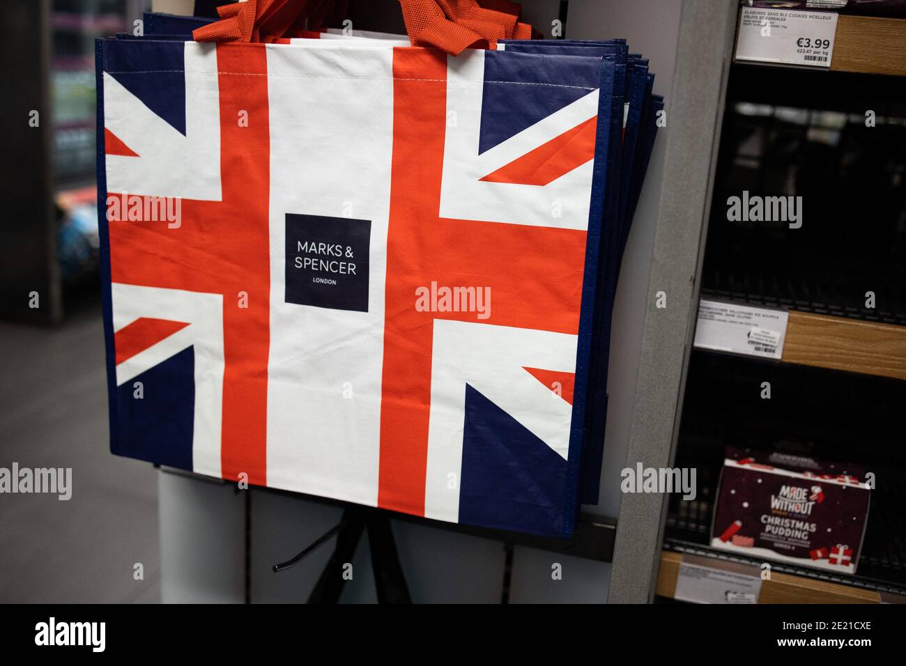 Erschöpfte Regale in einem Marks & Spencer Supermarkt am 11. Januar 2021 in Paris. Der britische Einzelhändler Marks & Spencer sagt, dass neue Handelsregeln seit dem Austritt Großbritanniens aus der EU die Lieferung von frischen Lebensmitteln in seine Läden in Frankreich verzögern. Ab dem 1. Januar unterliegen Güter, die zwischen Großbritannien und der EU hin- und herreisen, Zollgebühren und anderen bürokratischen Hürden, die es bisher nicht gab. Foto von Raphael Lafargue/ABACAPRESS.COM Stockfoto