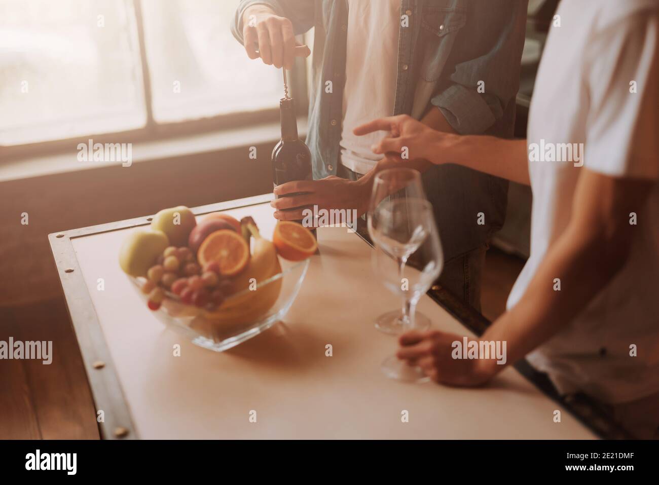 Zugeschnittenes Bild von liebevollen Homosexuell Paar zu Hause. Zwei gutaussehende Männer umarmen und küssen auf Küche. LGBT-Konzept. Stockfoto
