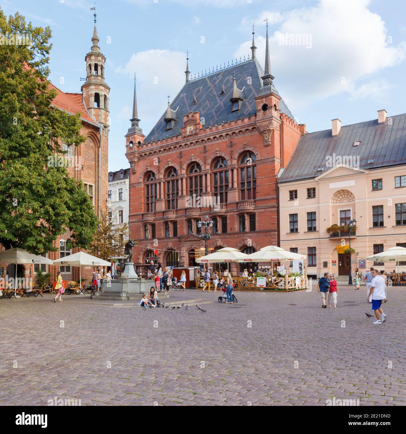 Marktplatz der Altstadt mit Gruppen von Menschen, die an einem Sommertag in Torun, Kujawien-Pommern, Polen herumlaufen Stockfoto