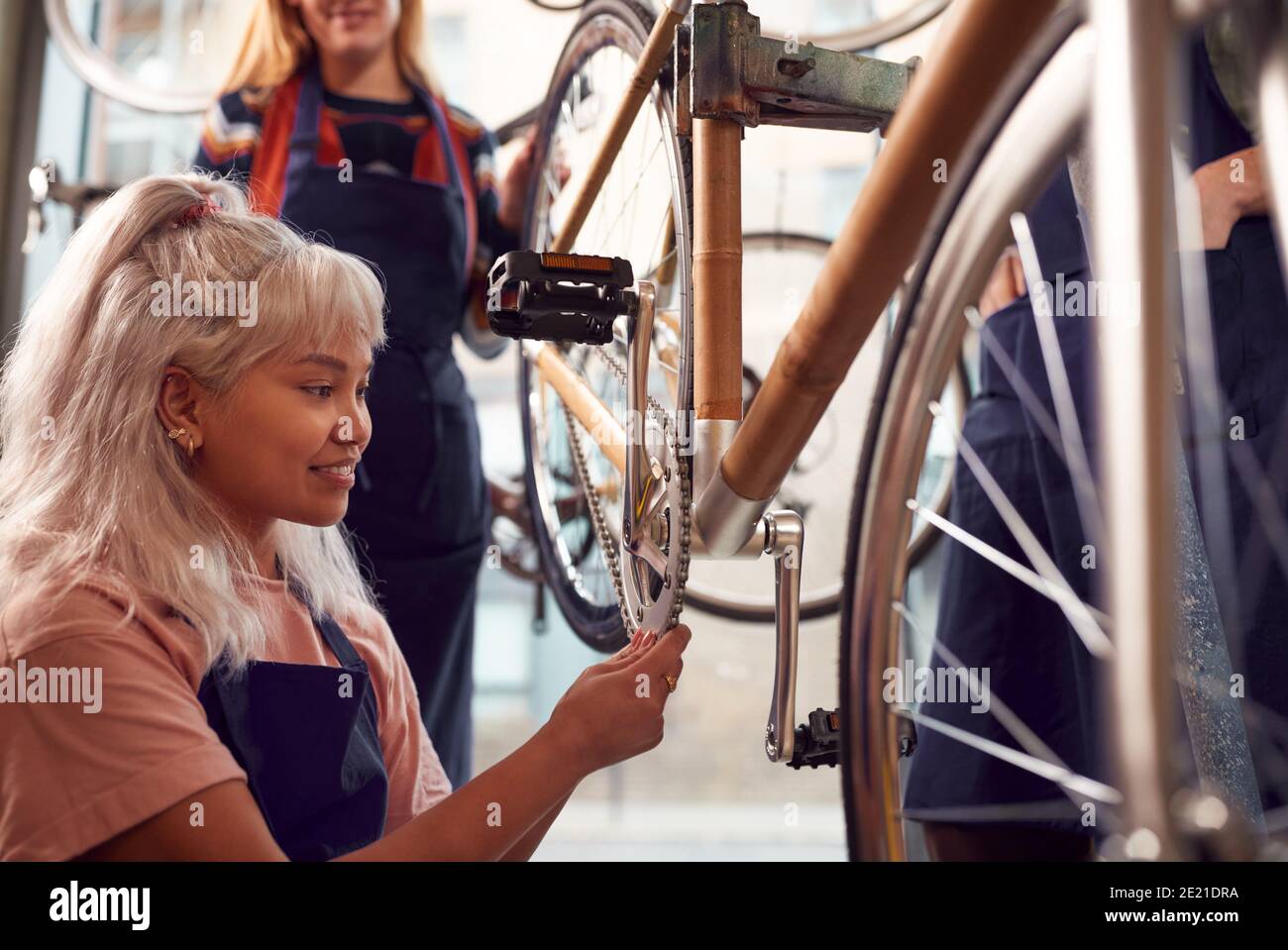 Hand Gebaut Nachhaltigen Bambus Fahrrad Rahmen Wird In Workshop Montiert  Stockfotografie - Alamy