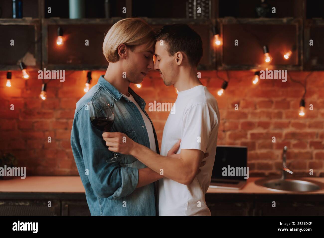 Romantische Schwule Lgbt Fotos Und Bildmaterial In Hoher Aufl sung romantische-schwule-lgbt-fotos-und-bildmaterial-in-hoher-aufl-sung