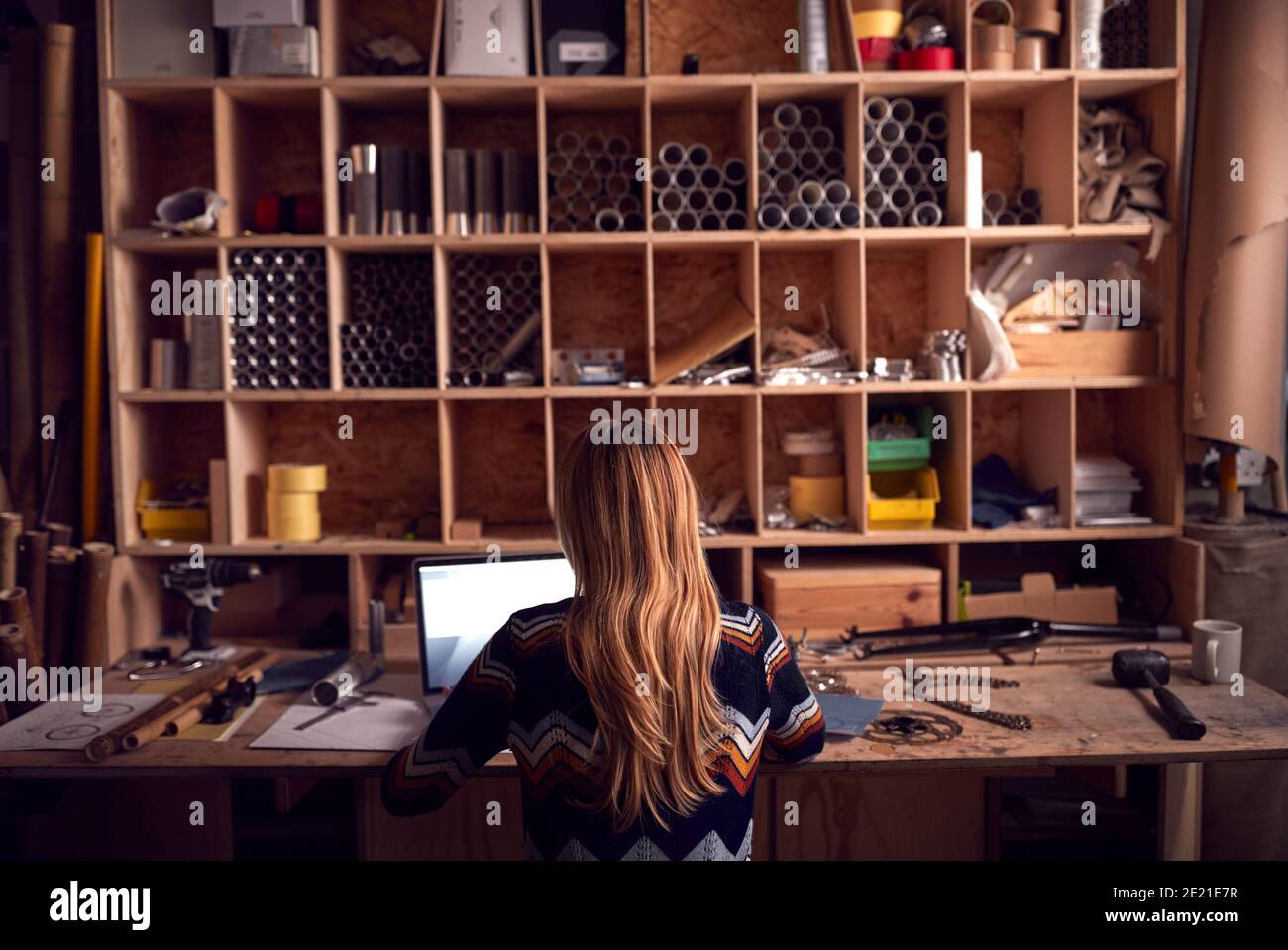 Weibliche Business Owner Arbeitet Spät In Schreinerei Workshop Mit Laptop Stockfoto