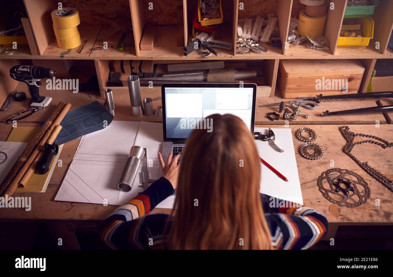 Weibliche Business Owner Arbeitet Spät In Schreinerei Workshop Mit Laptop Stockfoto
