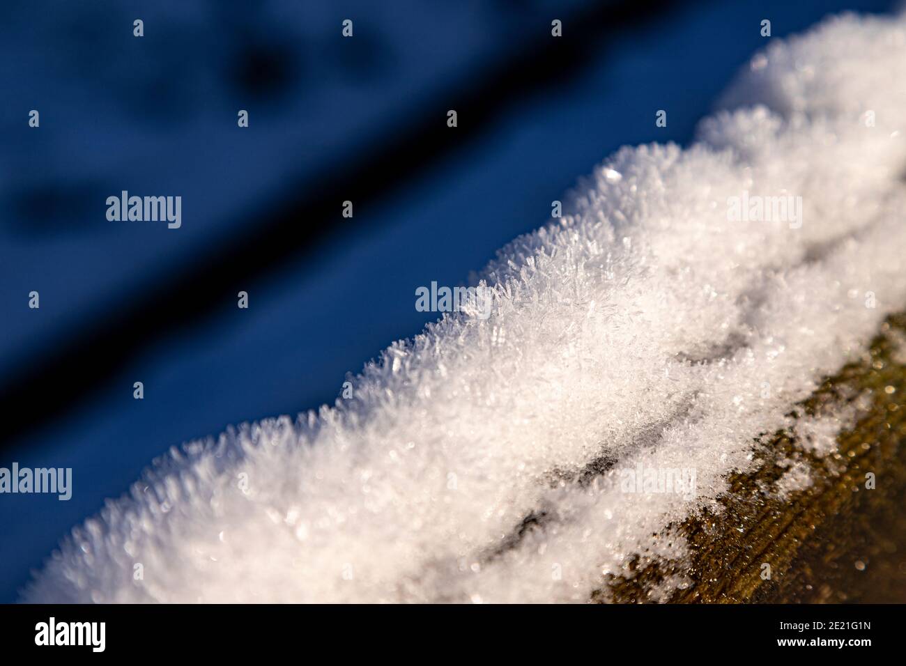 Schneekristalle im Sonnenlicht Stockfoto