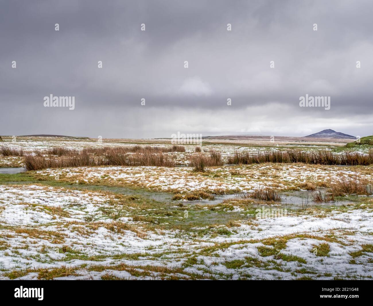 Blick vom Davidstow Moor, in der Nähe von Camelford in Cornwall, auf Bodmin Moor. Landschaft mit Schnee. Stockfoto