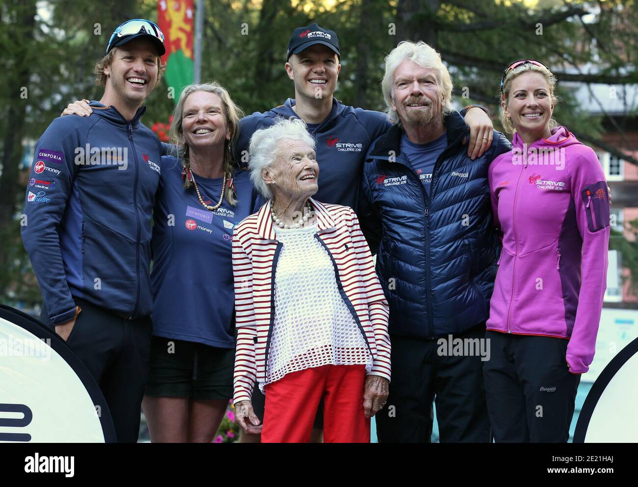 Datei-Foto vom 02/09/16 von Sir Richard Branson (2. Rechts) mit seinen Kindern Sam (links) und Holly (rechts), Schwester Vanessa Branson (2. Links), Neffe Noah Devereus (Mitte hinten) und seiner Mutter Eve Branson (Mitte vorne). Sir Richard Branson würdigte seine Mutter Eve, die im Alter von 96 Jahren an Covid-19 gestorben ist. Stockfoto