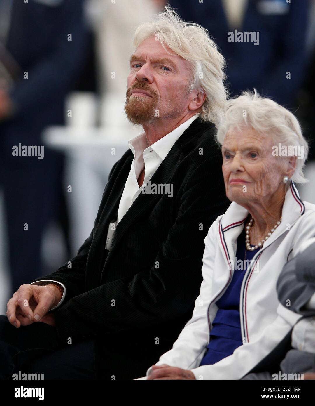 Datei-Foto vom 11/07/16 von Sir Richard Branson mit seiner Mutter Eve auf der Farnborough International Airshow in Hampshire. Sir Richard Branson würdigte seine Mutter Eve, die im Alter von 96 Jahren an Covid-19 gestorben ist. Stockfoto