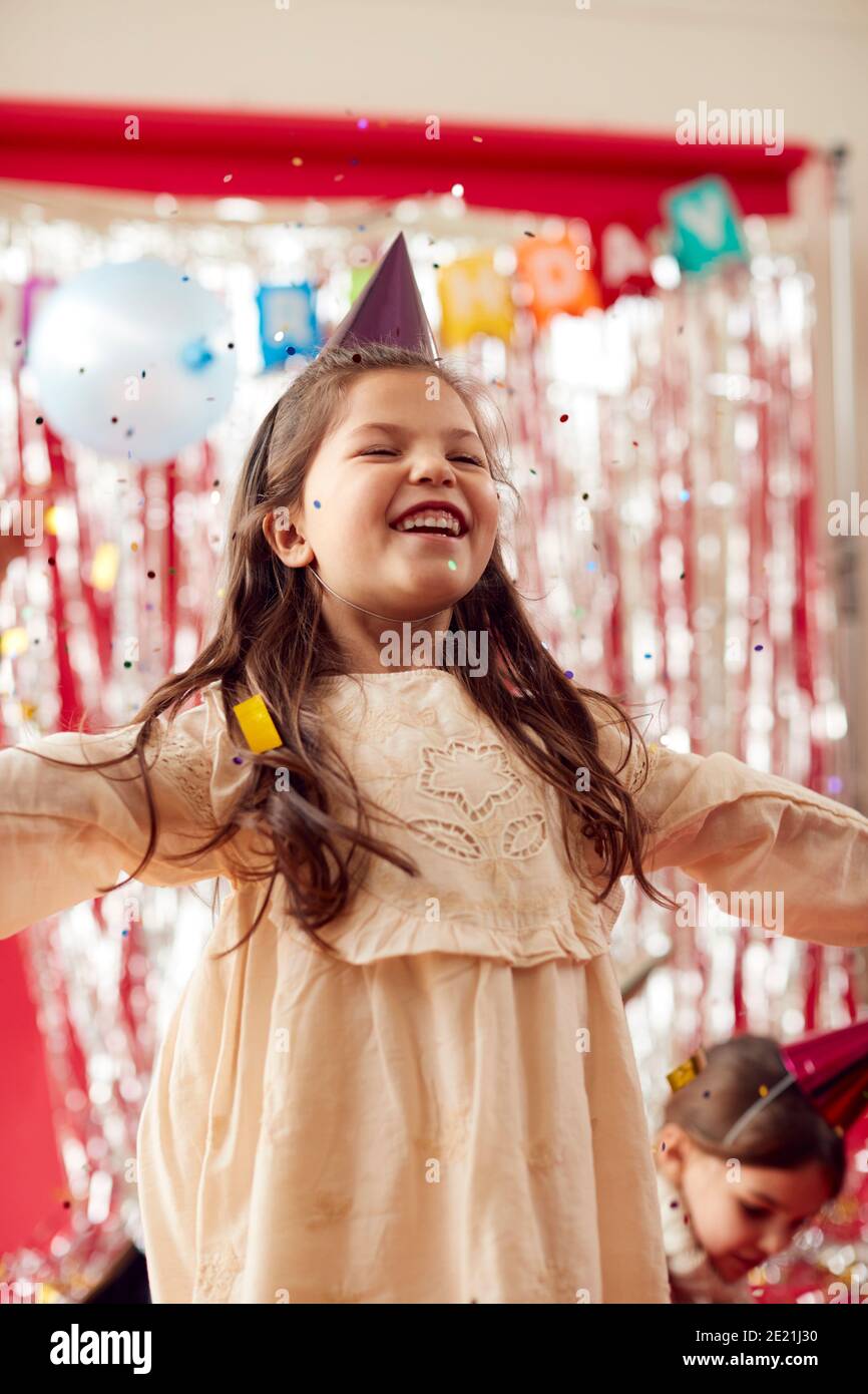 Mädchen In Party Hut Feiert Bei Geburtstagsparty Mit Glitzer Und Goldkonfetti Stockfoto