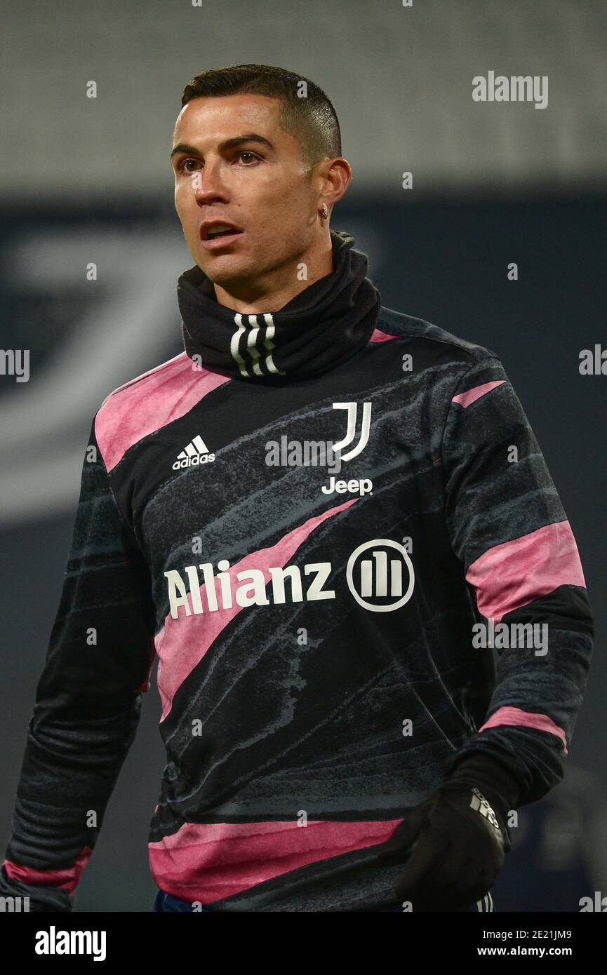 Turin, Italien. Januar 2021. Cristiano Ronaldo von Juventus FC während der Serie EIN Spiel zwischen Juventus und US Sassuolo im Allianz Stadion am 10. Januar 2021 in Turin, Italien. Sportstadien in ganz Italien unterliegen aufgrund der Coronavirus-Pandemie strengen Beschränkungen, da staatliche Gesetze zur sozialen Distanzierung Fans in Veranstaltungsorten verbieten, was dazu führt, dass Spiele hinter verschlossenen Türen gespielt werden. Quelle: SIPA USA/Alamy Live News Stockfoto