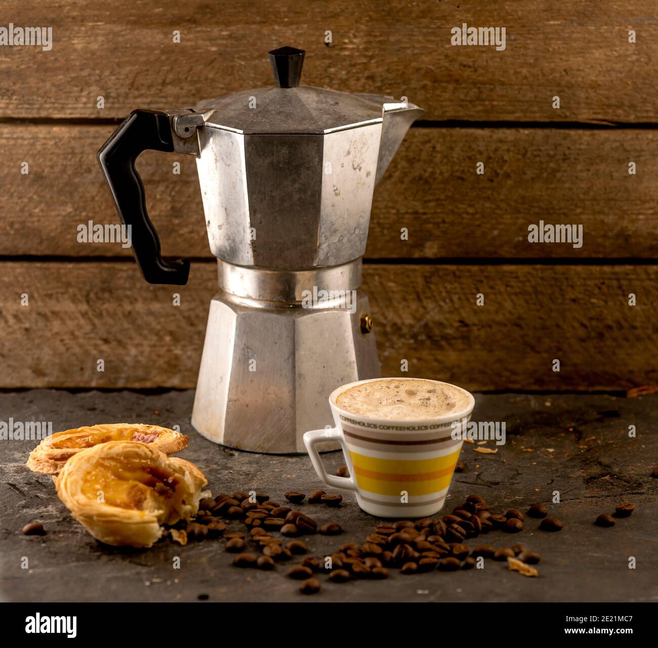 Bialetti Topf, Getränk und Gebäck Stockfoto