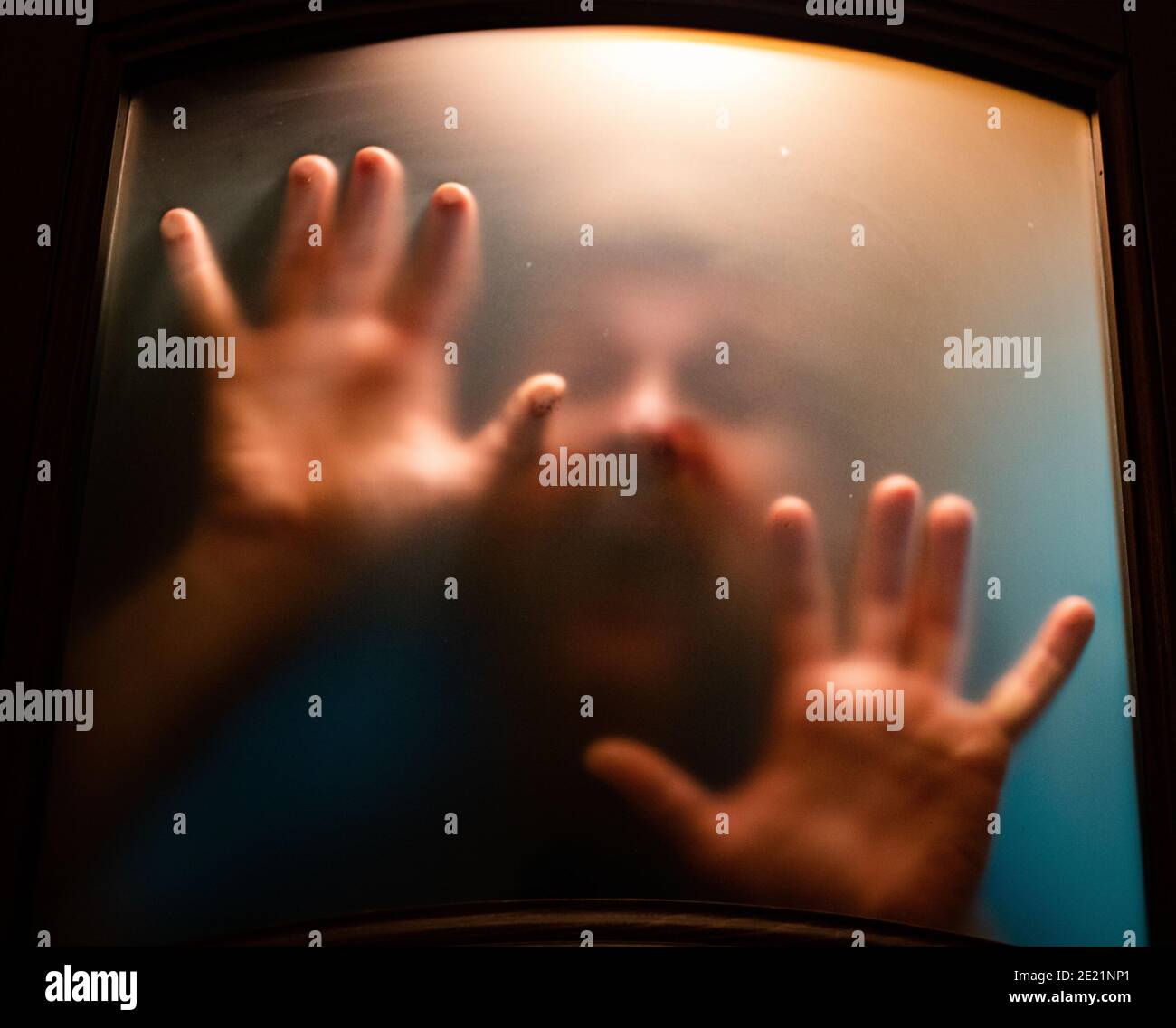 Beängstigendes Bild von Händen hinter Glas Stockfoto
