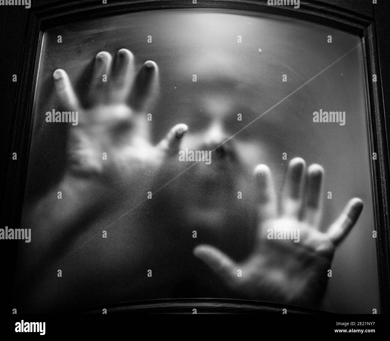 Beängstigendes Bild von Händen hinter Glas Stockfoto