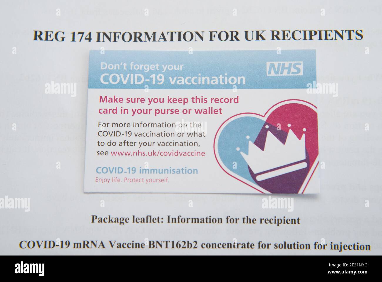 Covid 19 Impfpass und Informationen für Empfänger eines der Coronavirus-Impfstoffe, die vom NHS im Vereinigten Königreich eingeführt werden. Stockfoto
