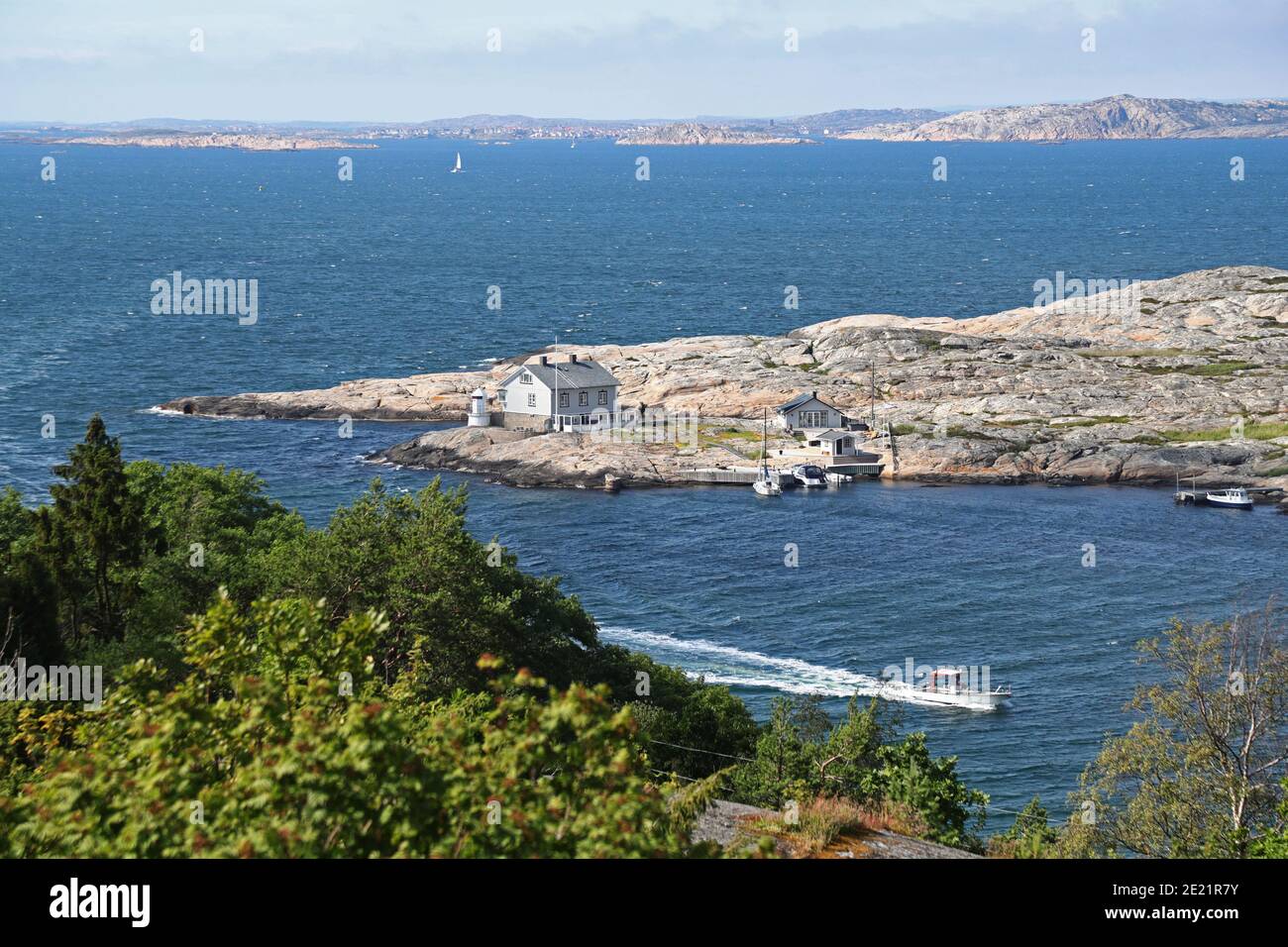 MARSTRAND, SCHWEDEN - 26. JUNI 2019: Blick von der Festung auf Marstrand und über den Archipel. Marstrand ist ein städtisches Gebiet in der Gemeinde Kungälv, auf Marstrandsön. Stockfoto